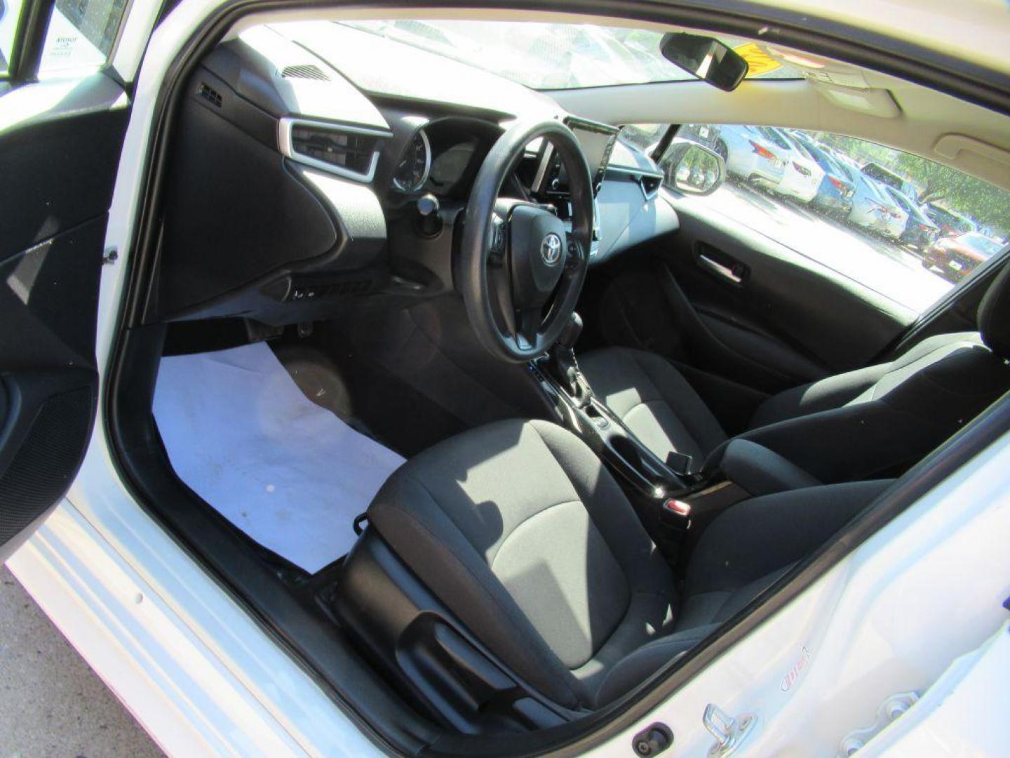 2020 WHITE TOYOTA COROLLA LE (5YFEPRAE8LP) with an 1.8L engine, Continuously Variable transmission, located at 908 SE 14th Street, Des Moines, IA, 50317, (515) 281-0330, 41.580303, -93.597046 - Photo#24