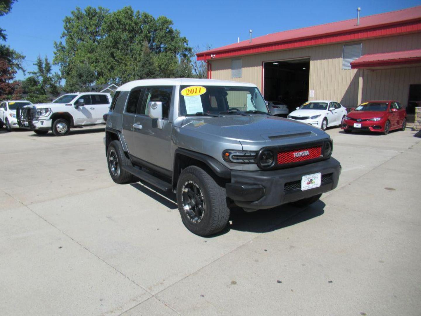 2011 SILVER TOYOTA FJ CRUISER (JTEBU4BF3BK) with an 4.0L engine, Automatic transmission, located at 908 SE 14th Street, Des Moines, IA, 50317, (515) 281-0330, 41.580303, -93.597046 - Photo#2