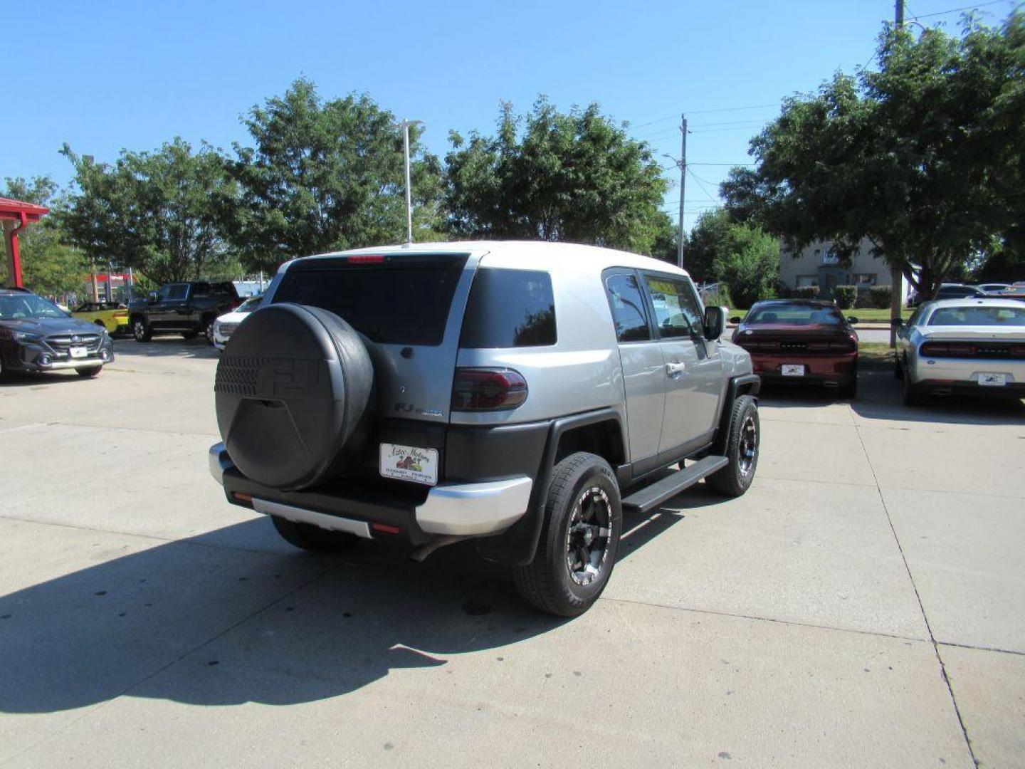 2011 SILVER TOYOTA FJ CRUISER (JTEBU4BF3BK) with an 4.0L engine, Automatic transmission, located at 908 SE 14th Street, Des Moines, IA, 50317, (515) 281-0330, 41.580303, -93.597046 - Photo#4