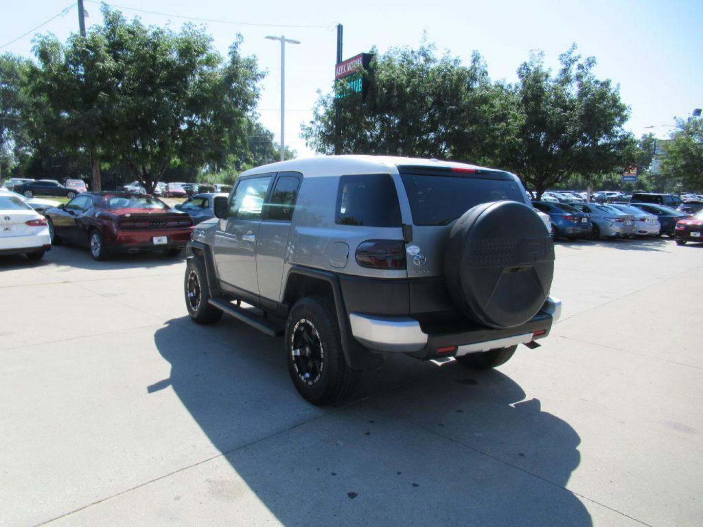 2011 SILVER TOYOTA FJ CRUISER (JTEBU4BF3BK) with an 4.0L engine, Automatic transmission, located at 908 SE 14th Street, Des Moines, IA, 50317, (515) 281-0330, 41.580303, -93.597046 - Photo#6