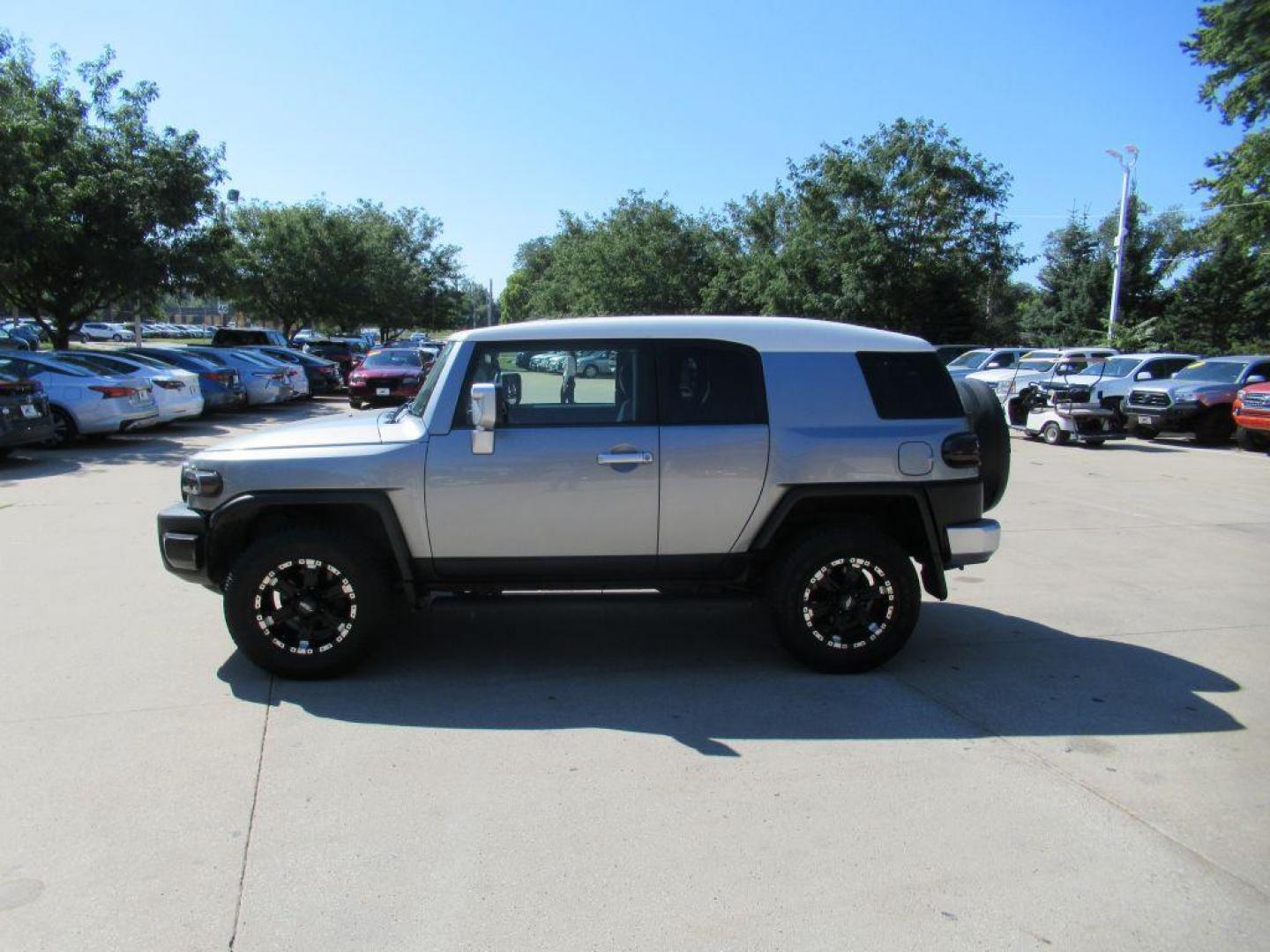 2011 SILVER TOYOTA FJ CRUISER (JTEBU4BF3BK) with an 4.0L engine, Automatic transmission, located at 908 SE 14th Street, Des Moines, IA, 50317, (515) 281-0330, 41.580303, -93.597046 - Photo#7