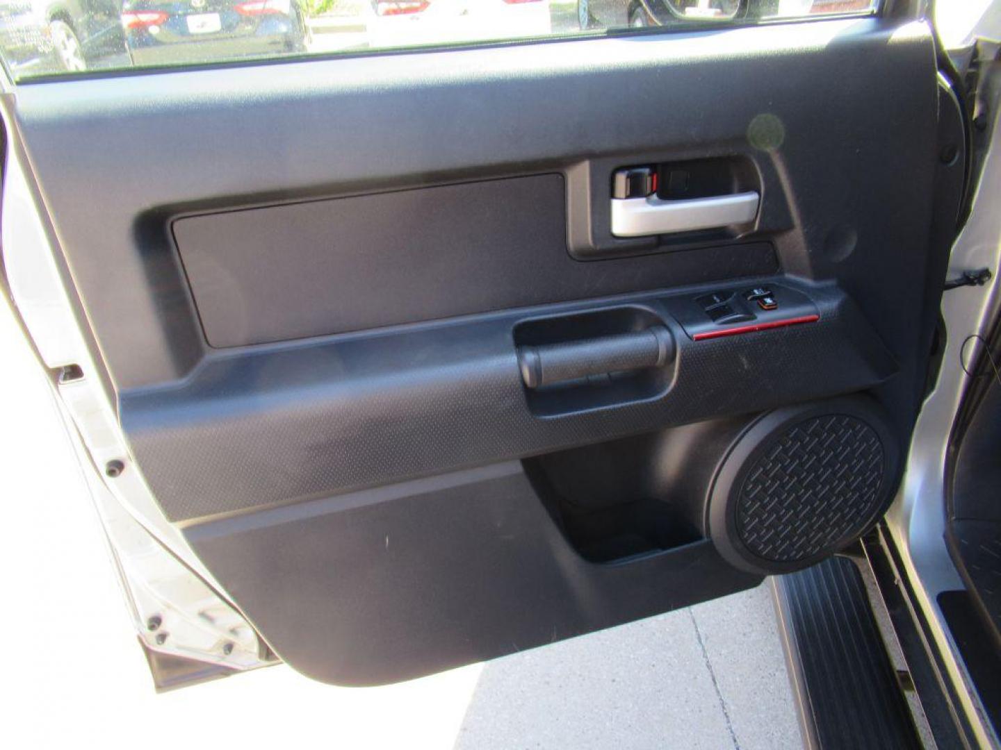 2011 SILVER TOYOTA FJ CRUISER (JTEBU4BF3BK) with an 4.0L engine, Automatic transmission, located at 908 SE 14th Street, Des Moines, IA, 50317, (515) 281-0330, 41.580303, -93.597046 - Photo#9