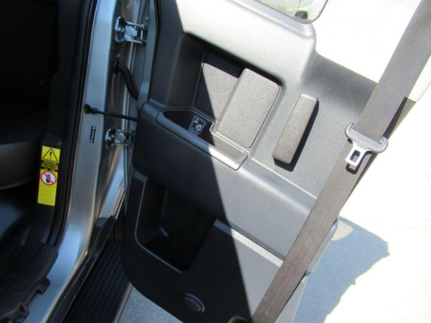 2011 SILVER TOYOTA FJ CRUISER (JTEBU4BF3BK) with an 4.0L engine, Automatic transmission, located at 908 SE 14th Street, Des Moines, IA, 50317, (515) 281-0330, 41.580303, -93.597046 - Photo#10