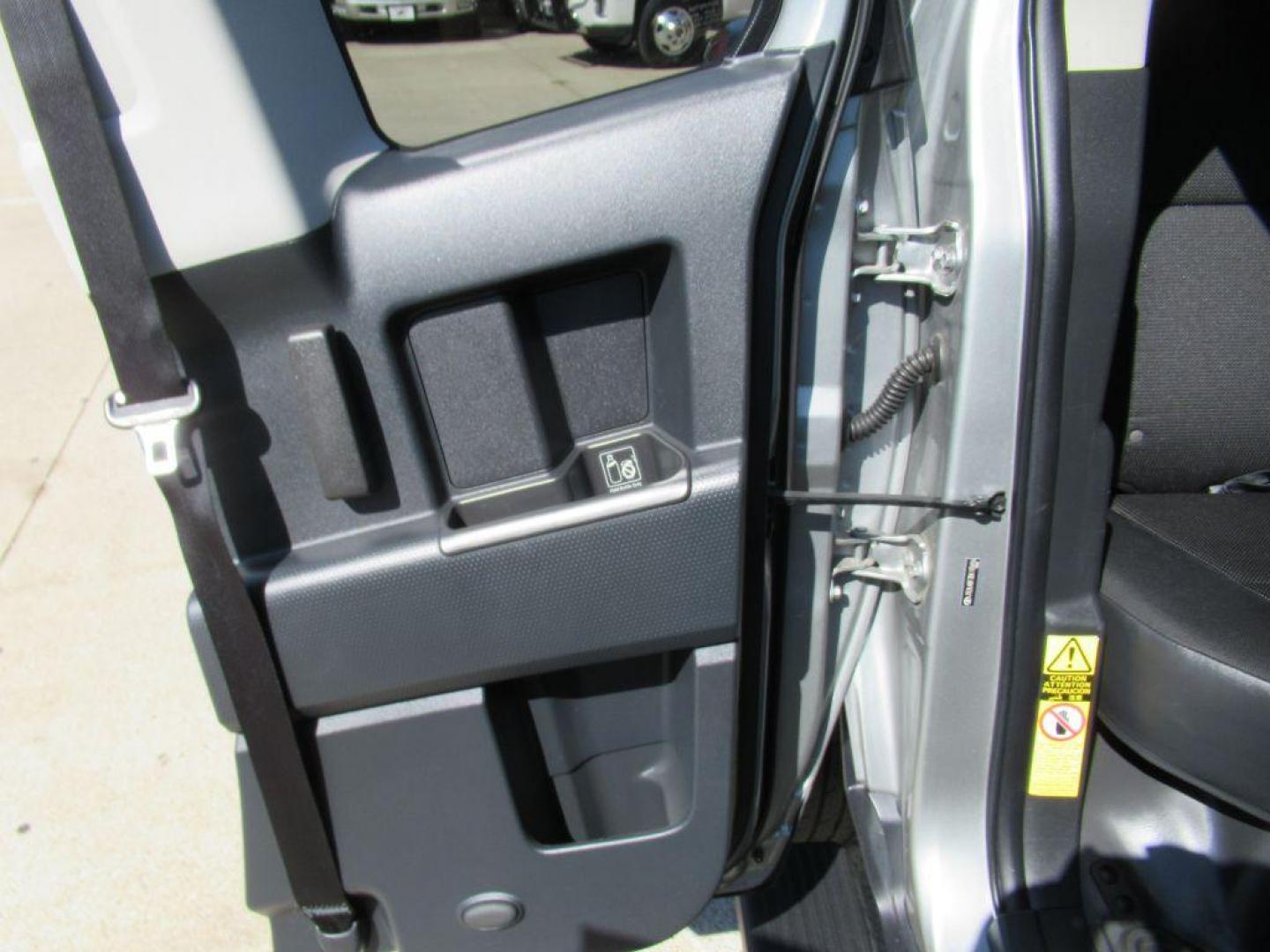 2011 SILVER TOYOTA FJ CRUISER (JTEBU4BF3BK) with an 4.0L engine, Automatic transmission, located at 908 SE 14th Street, Des Moines, IA, 50317, (515) 281-0330, 41.580303, -93.597046 - Photo#11