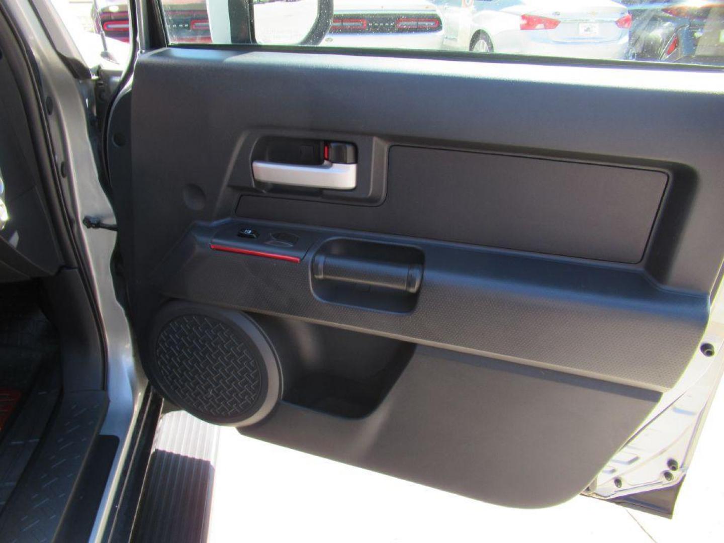 2011 SILVER TOYOTA FJ CRUISER (JTEBU4BF3BK) with an 4.0L engine, Automatic transmission, located at 908 SE 14th Street, Des Moines, IA, 50317, (515) 281-0330, 41.580303, -93.597046 - Photo#12