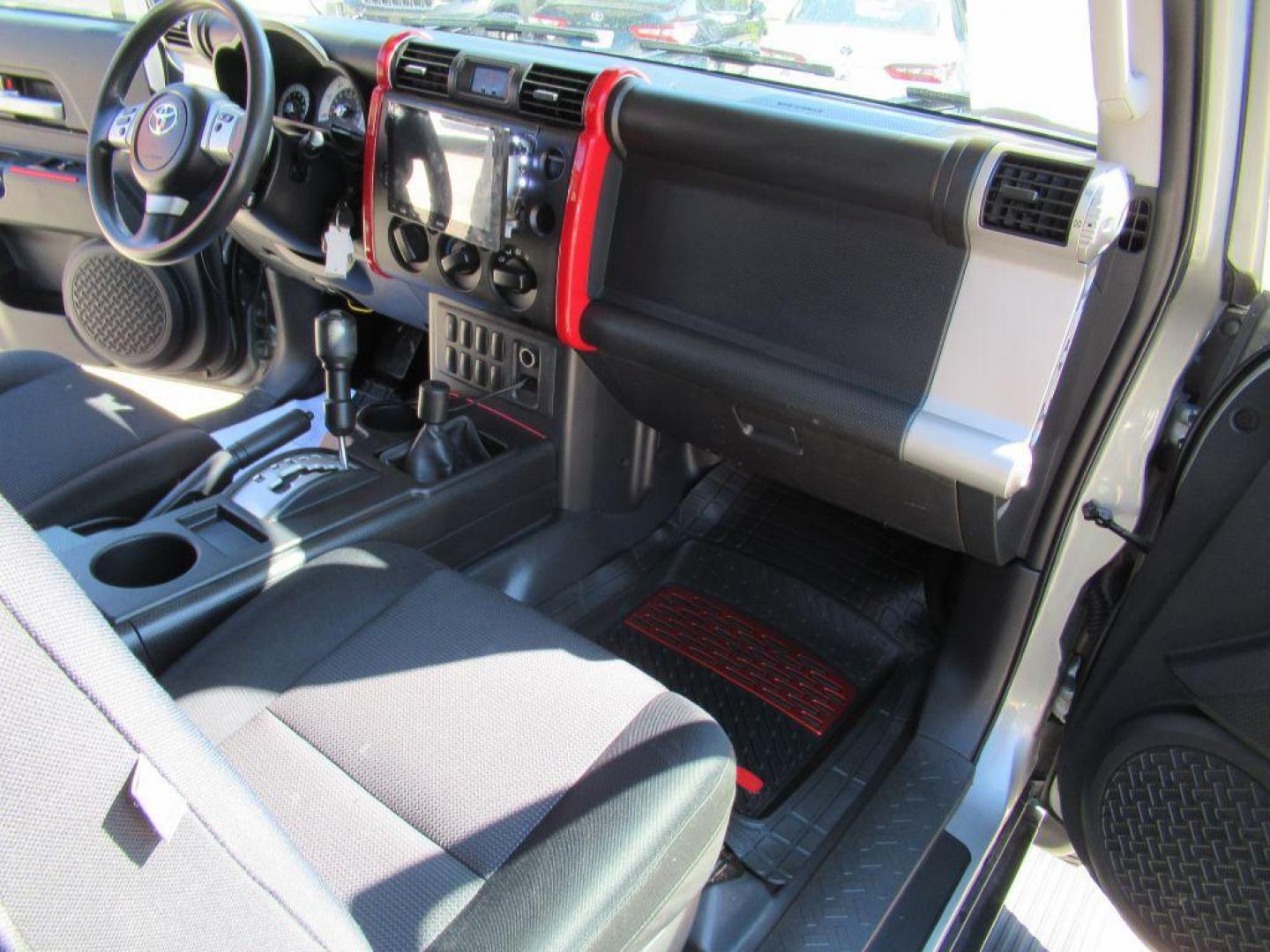 2011 SILVER TOYOTA FJ CRUISER (JTEBU4BF3BK) with an 4.0L engine, Automatic transmission, located at 908 SE 14th Street, Des Moines, IA, 50317, (515) 281-0330, 41.580303, -93.597046 - Photo#13