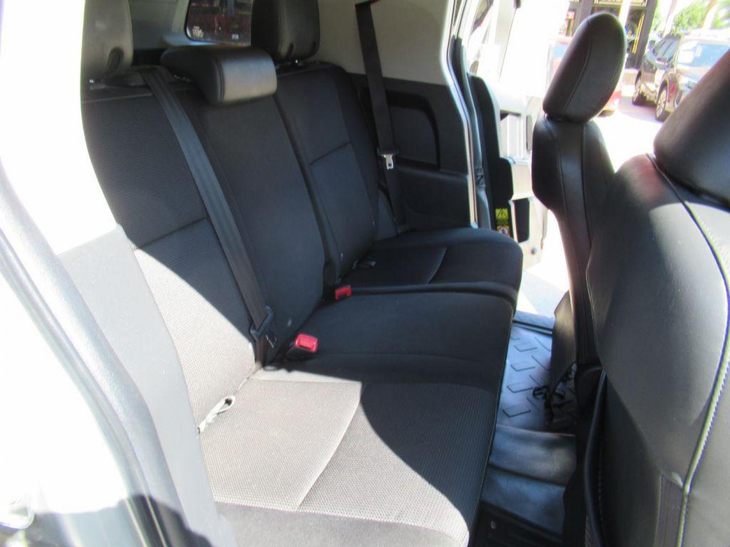 2011 SILVER TOYOTA FJ CRUISER (JTEBU4BF3BK) with an 4.0L engine, Automatic transmission, located at 908 SE 14th Street, Des Moines, IA, 50317, (515) 281-0330, 41.580303, -93.597046 - Photo#14