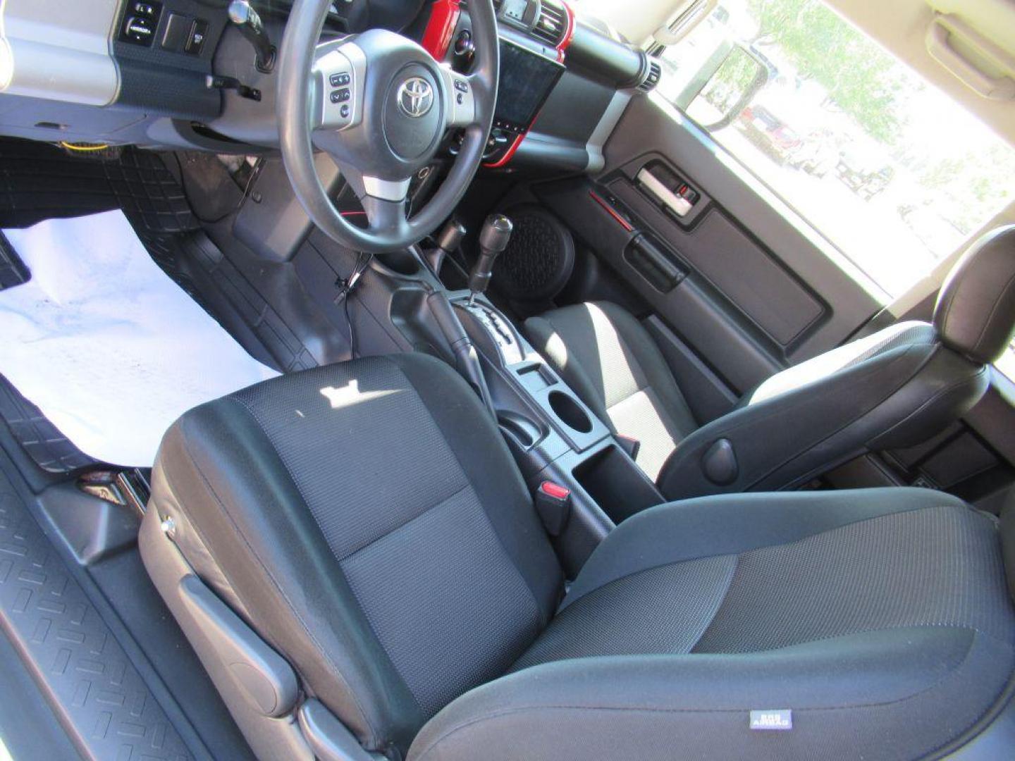 2011 SILVER TOYOTA FJ CRUISER (JTEBU4BF3BK) with an 4.0L engine, Automatic transmission, located at 908 SE 14th Street, Des Moines, IA, 50317, (515) 281-0330, 41.580303, -93.597046 - Photo#16