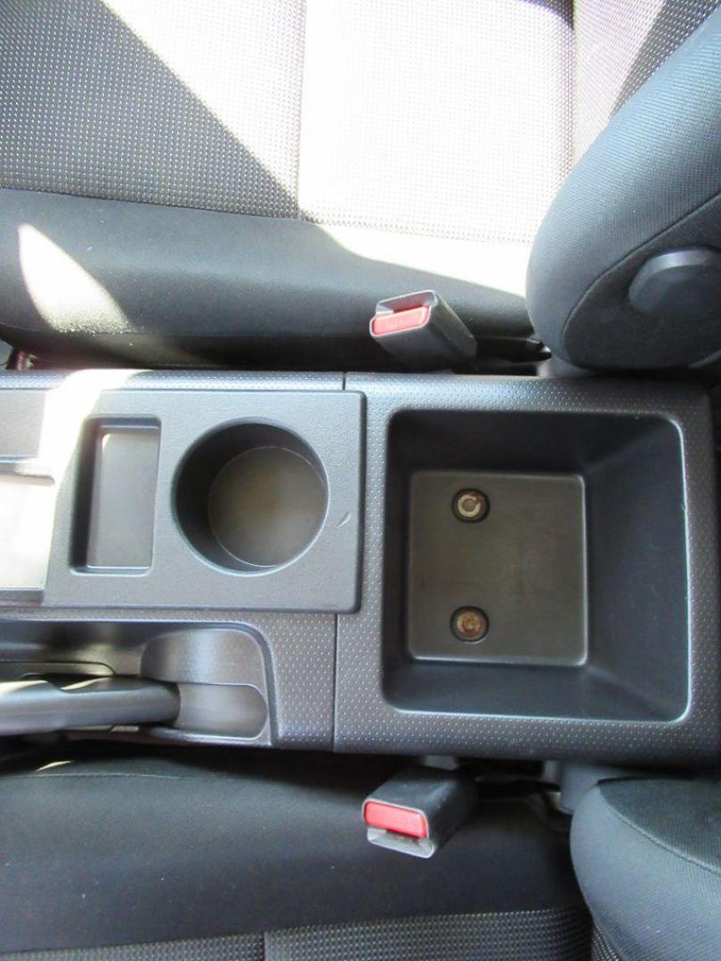 2011 SILVER TOYOTA FJ CRUISER (JTEBU4BF3BK) with an 4.0L engine, Automatic transmission, located at 908 SE 14th Street, Des Moines, IA, 50317, (515) 281-0330, 41.580303, -93.597046 - Photo#17