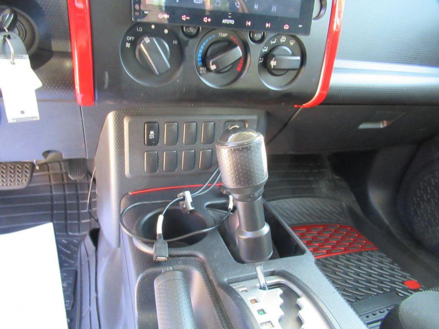 2011 SILVER TOYOTA FJ CRUISER (JTEBU4BF3BK) with an 4.0L engine, Automatic transmission, located at 908 SE 14th Street, Des Moines, IA, 50317, (515) 281-0330, 41.580303, -93.597046 - Photo#19