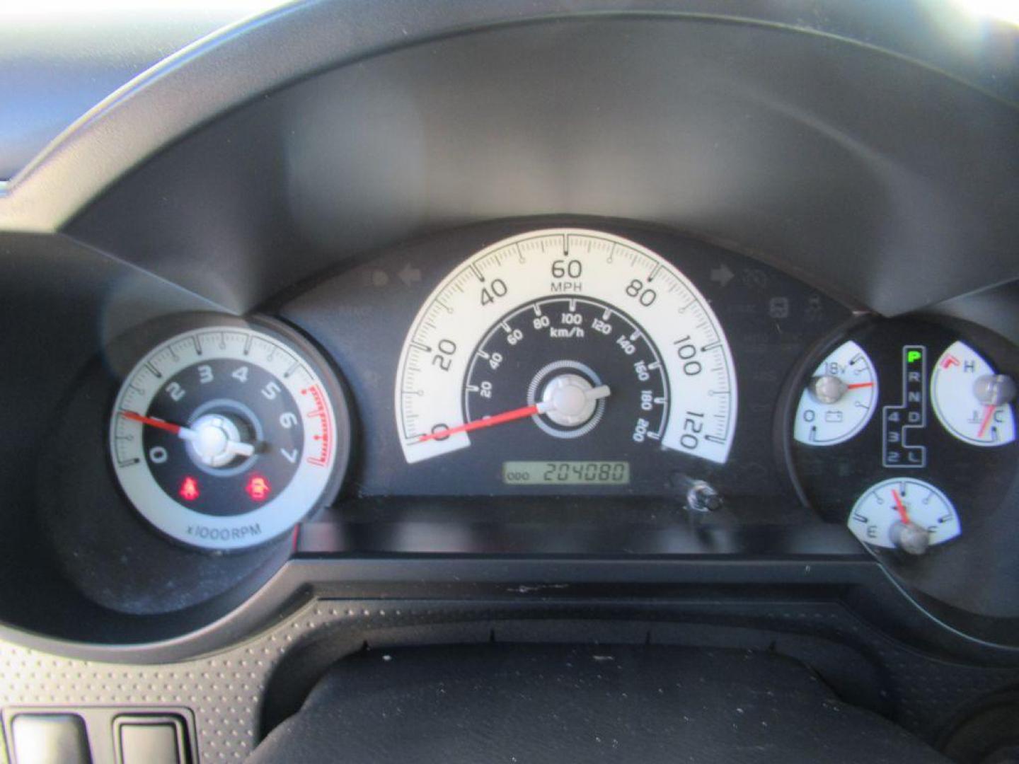 2011 SILVER TOYOTA FJ CRUISER (JTEBU4BF3BK) with an 4.0L engine, Automatic transmission, located at 908 SE 14th Street, Des Moines, IA, 50317, (515) 281-0330, 41.580303, -93.597046 - Photo#23