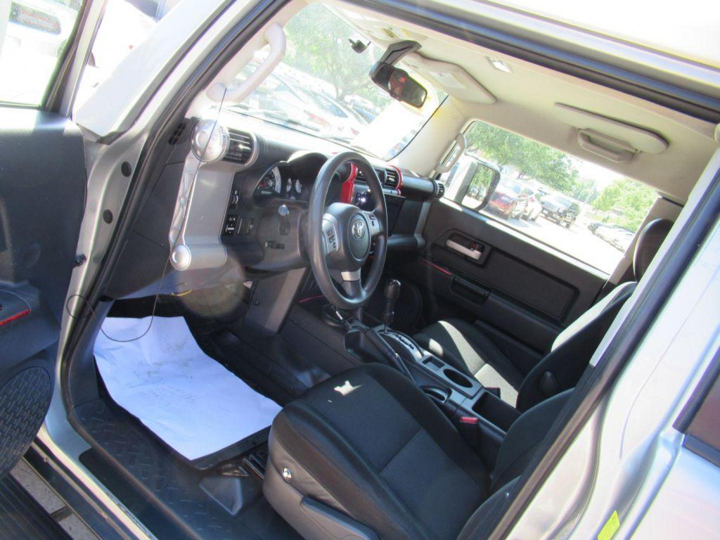 2011 SILVER TOYOTA FJ CRUISER (JTEBU4BF3BK) with an 4.0L engine, Automatic transmission, located at 908 SE 14th Street, Des Moines, IA, 50317, (515) 281-0330, 41.580303, -93.597046 - Photo#24