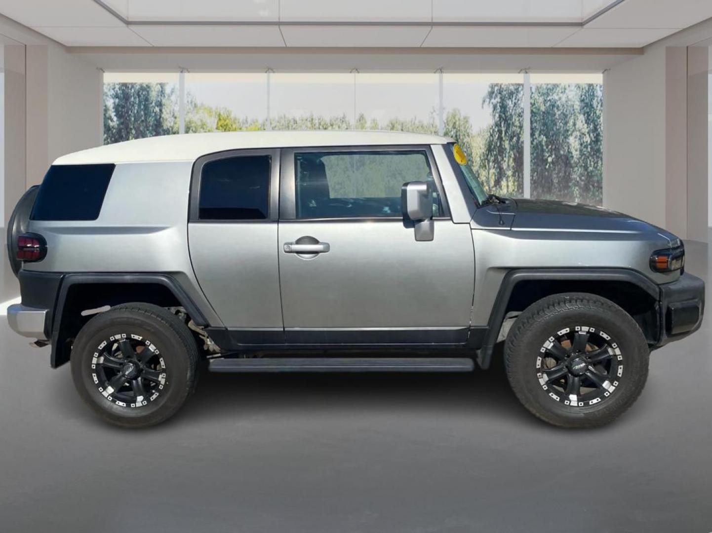 2011 SILVER TOYOTA FJ CRUISER (JTEBU4BF3BK) with an 4.0L engine, Automatic transmission, located at 908 SE 14th Street, Des Moines, IA, 50317, (515) 281-0330, 41.580303, -93.597046 - Photo#1