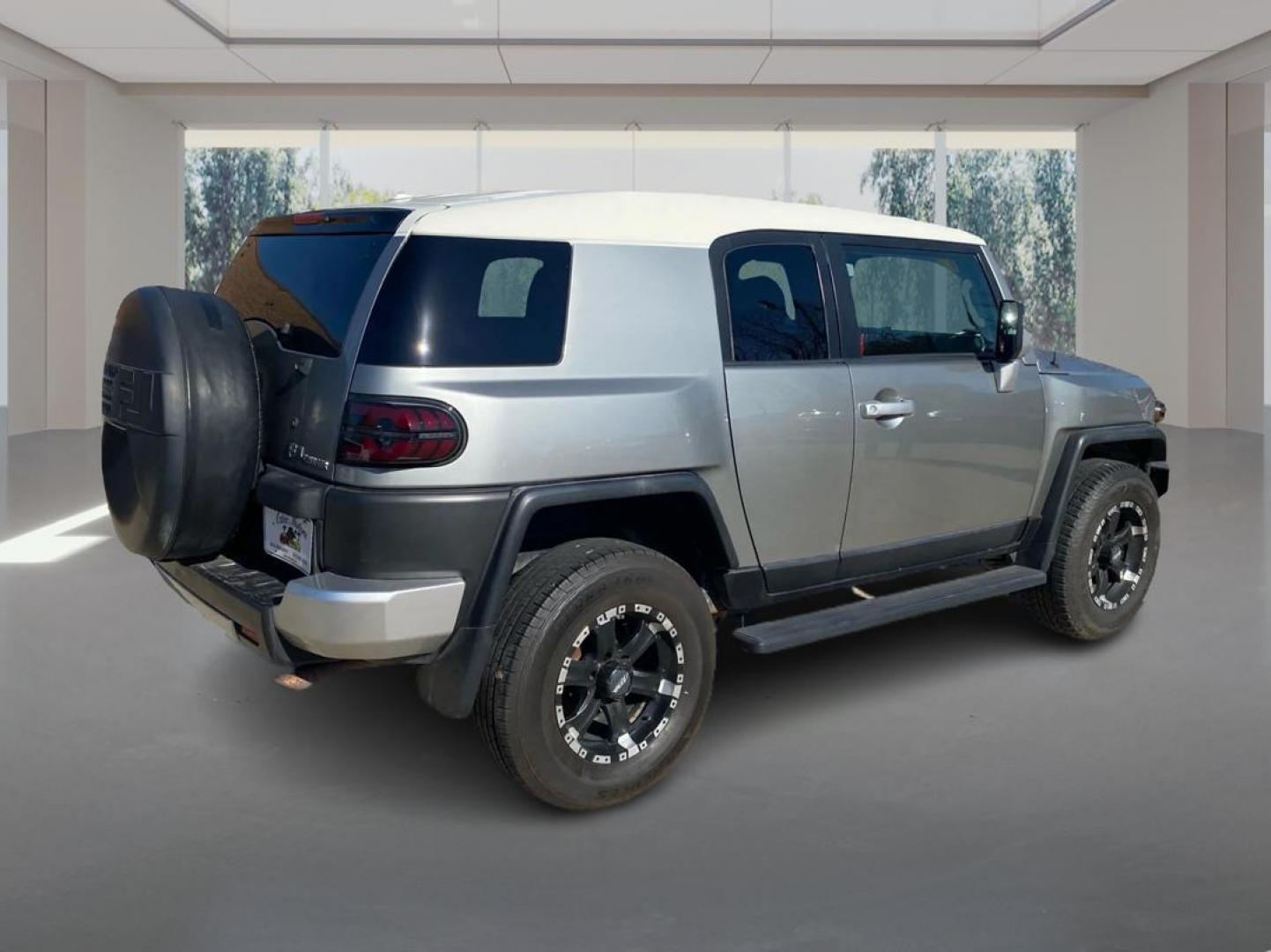 2011 SILVER TOYOTA FJ CRUISER (JTEBU4BF3BK) with an 4.0L engine, Automatic transmission, located at 908 SE 14th Street, Des Moines, IA, 50317, (515) 281-0330, 41.580303, -93.597046 - Photo#2