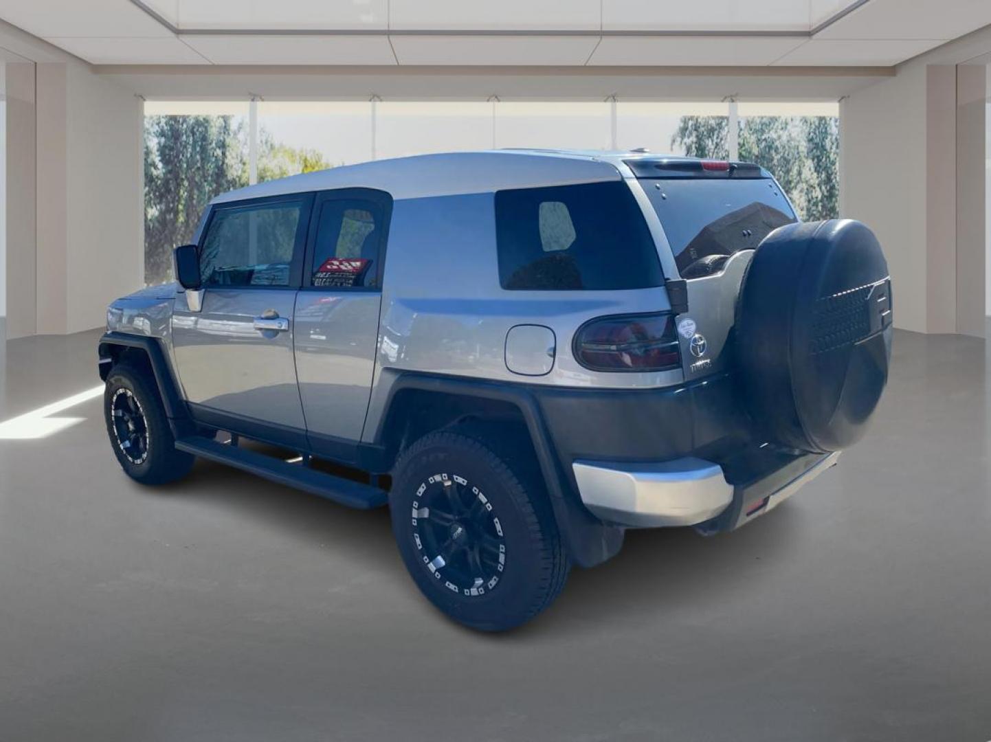 2011 SILVER TOYOTA FJ CRUISER (JTEBU4BF3BK) with an 4.0L engine, Automatic transmission, located at 908 SE 14th Street, Des Moines, IA, 50317, (515) 281-0330, 41.580303, -93.597046 - Photo#4
