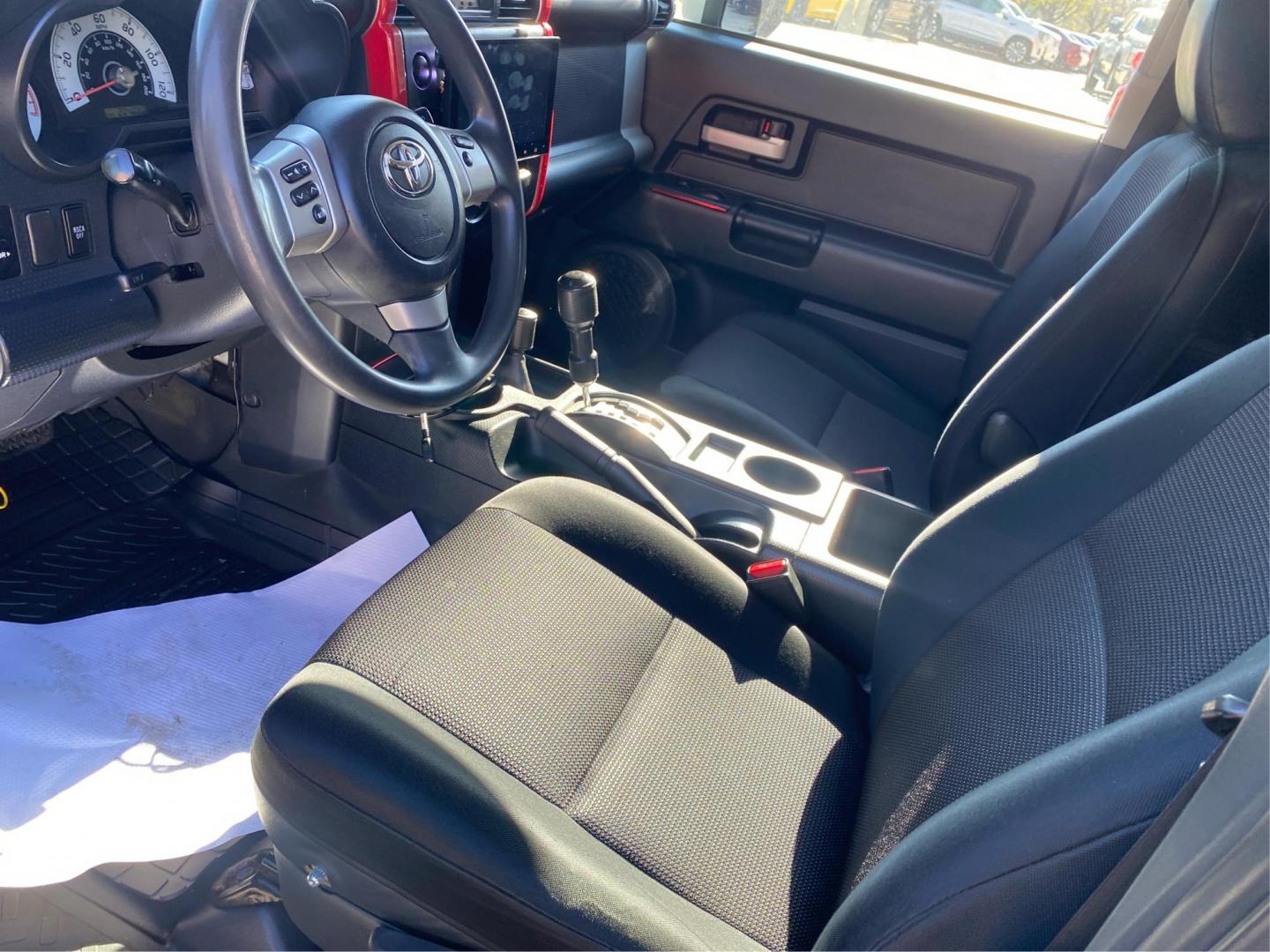 2011 SILVER TOYOTA FJ CRUISER (JTEBU4BF3BK) with an 4.0L engine, Automatic transmission, located at 908 SE 14th Street, Des Moines, IA, 50317, (515) 281-0330, 41.580303, -93.597046 - Photo#8