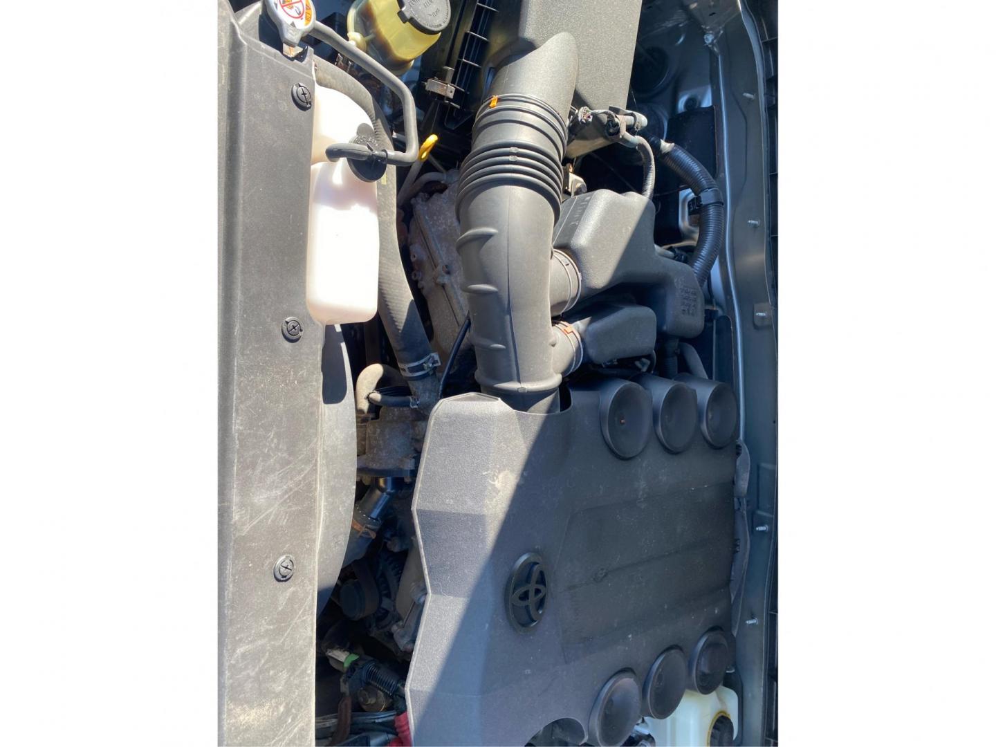 2011 SILVER TOYOTA FJ CRUISER (JTEBU4BF3BK) with an 4.0L engine, Automatic transmission, located at 908 SE 14th Street, Des Moines, IA, 50317, (515) 281-0330, 41.580303, -93.597046 - Photo#10