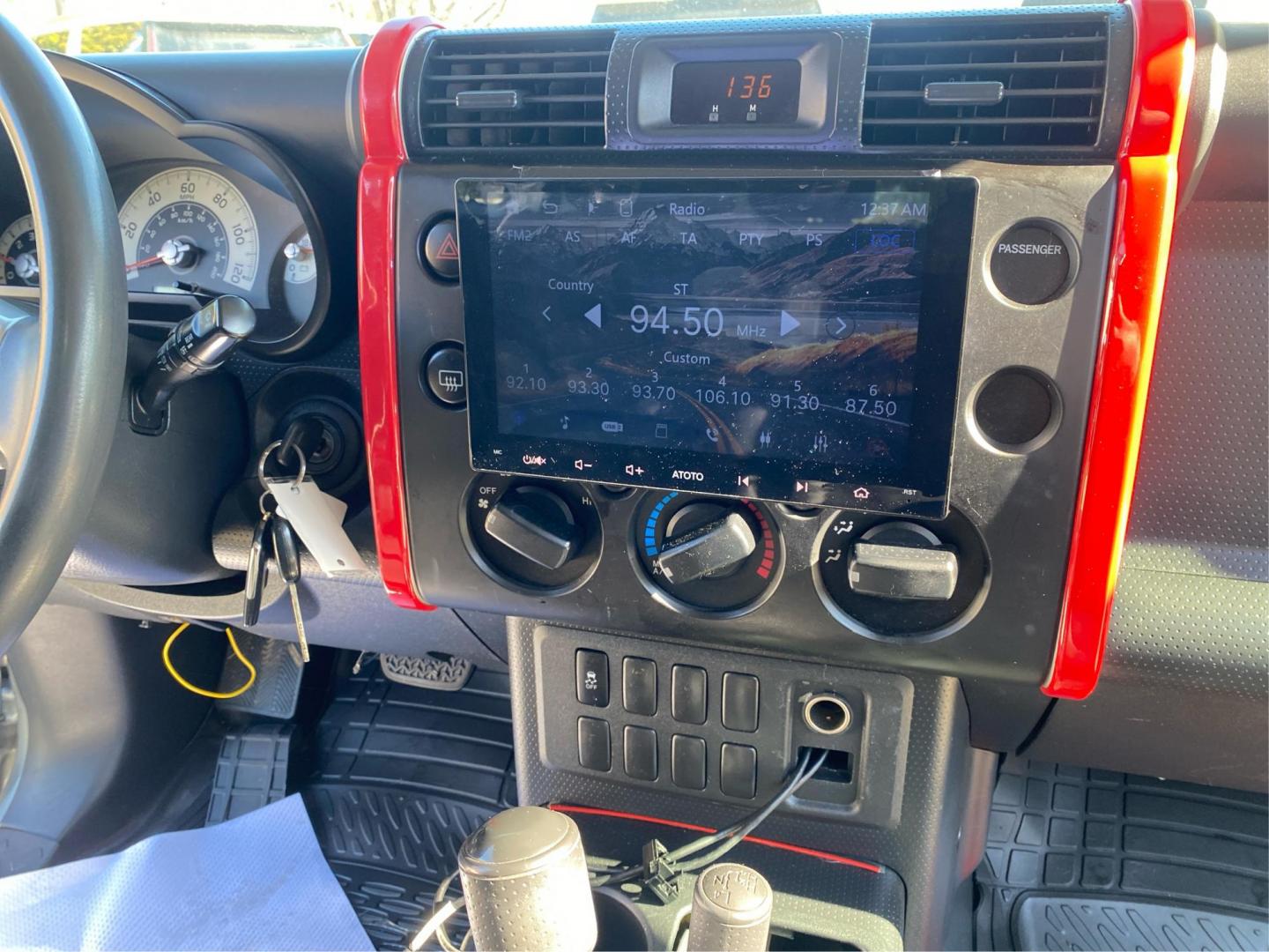 2011 SILVER TOYOTA FJ CRUISER (JTEBU4BF3BK) with an 4.0L engine, Automatic transmission, located at 908 SE 14th Street, Des Moines, IA, 50317, (515) 281-0330, 41.580303, -93.597046 - Photo#13
