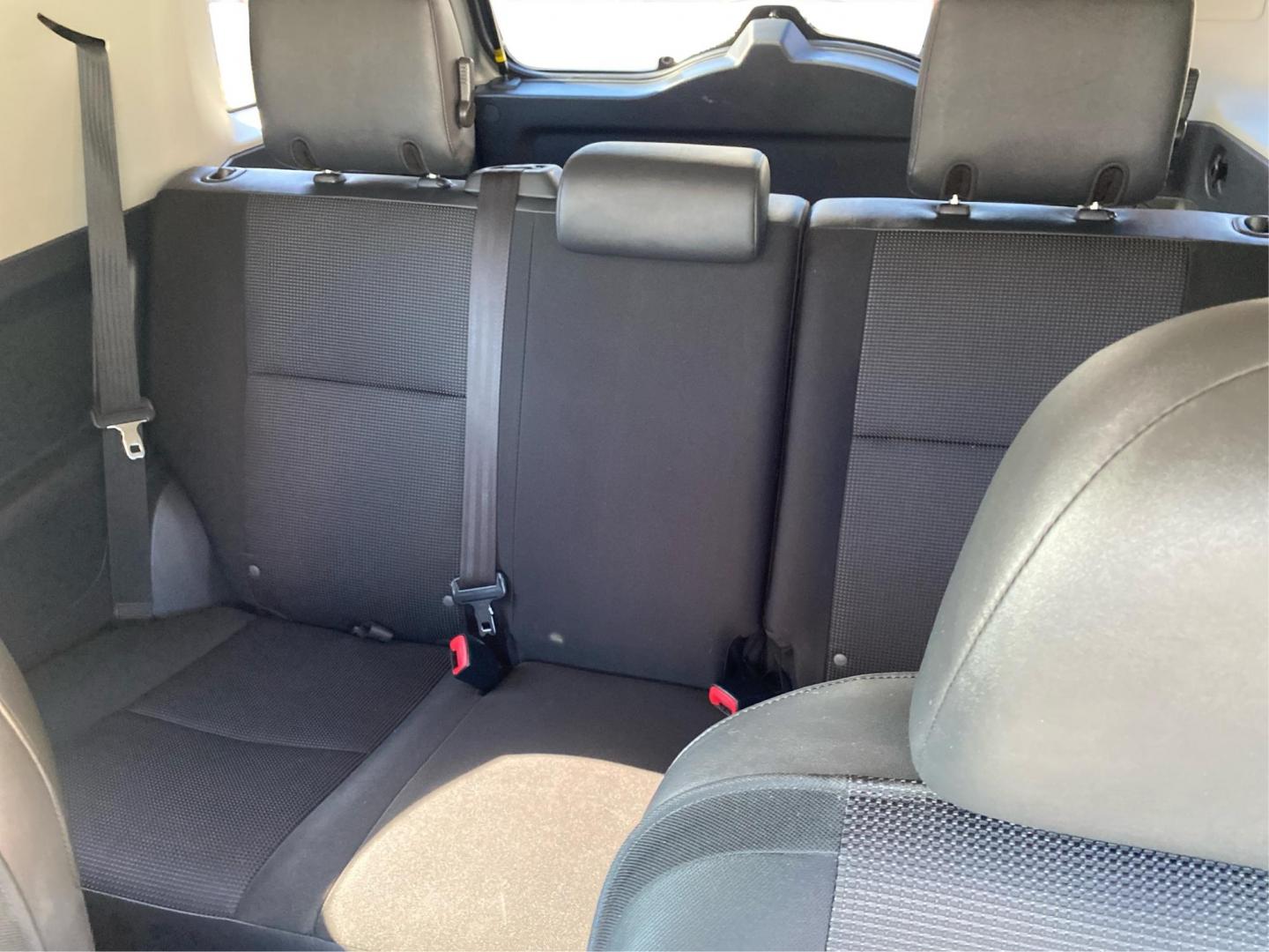 2011 SILVER TOYOTA FJ CRUISER (JTEBU4BF3BK) with an 4.0L engine, Automatic transmission, located at 908 SE 14th Street, Des Moines, IA, 50317, (515) 281-0330, 41.580303, -93.597046 - Photo#14