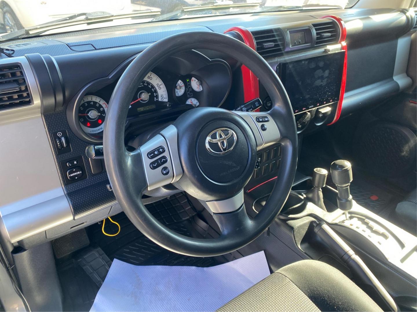 2011 SILVER TOYOTA FJ CRUISER (JTEBU4BF3BK) with an 4.0L engine, Automatic transmission, located at 908 SE 14th Street, Des Moines, IA, 50317, (515) 281-0330, 41.580303, -93.597046 - Photo#16