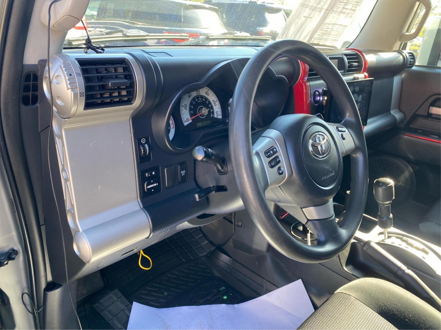 2011 SILVER TOYOTA FJ CRUISER (JTEBU4BF3BK) with an 4.0L engine, Automatic transmission, located at 908 SE 14th Street, Des Moines, IA, 50317, (515) 281-0330, 41.580303, -93.597046 - Photo#17