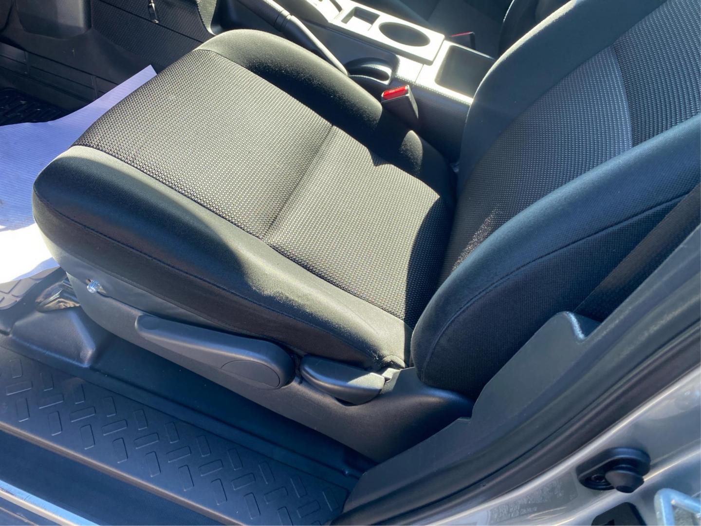 2011 SILVER TOYOTA FJ CRUISER (JTEBU4BF3BK) with an 4.0L engine, Automatic transmission, located at 908 SE 14th Street, Des Moines, IA, 50317, (515) 281-0330, 41.580303, -93.597046 - Photo#18