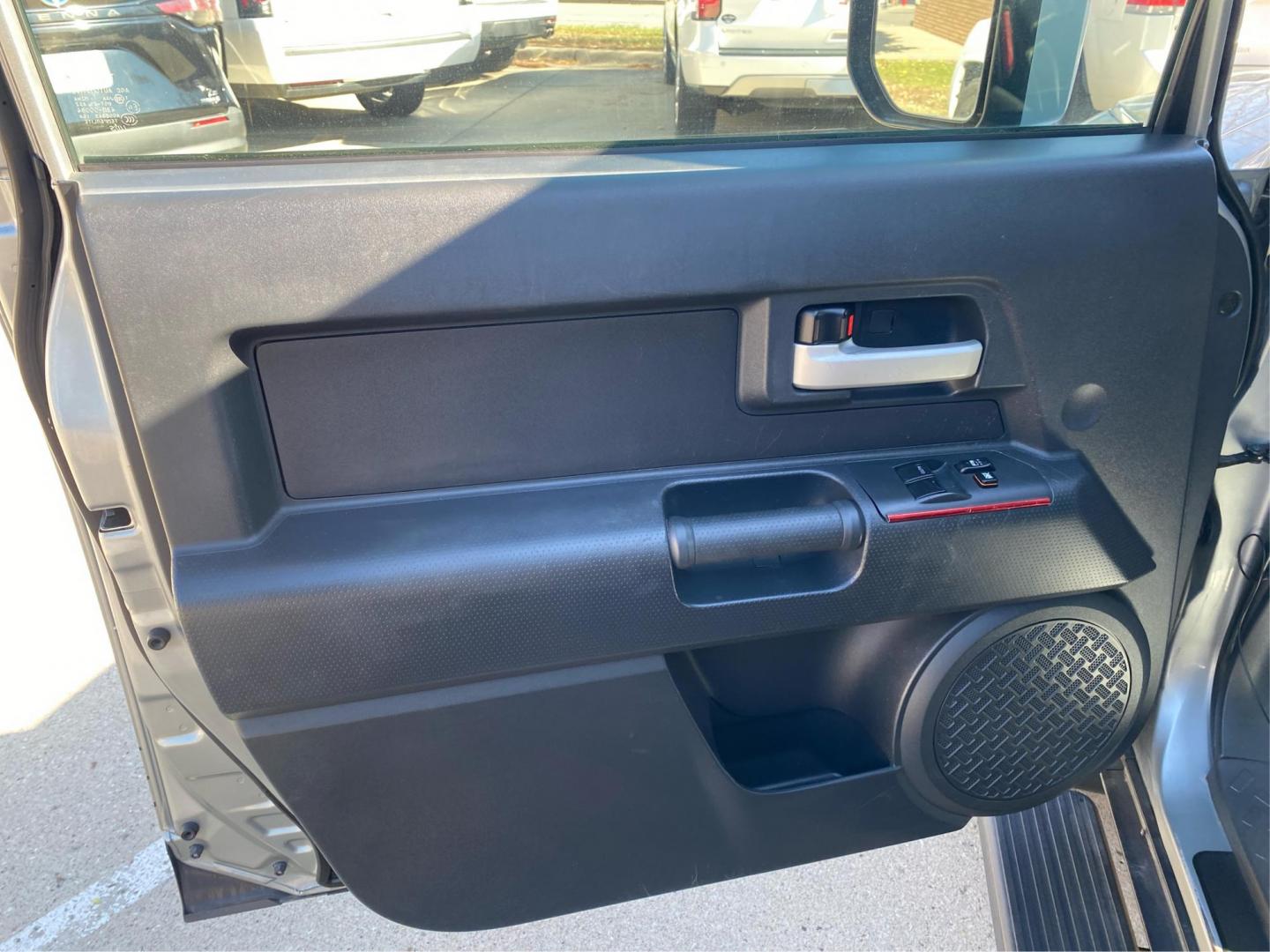 2011 SILVER TOYOTA FJ CRUISER (JTEBU4BF3BK) with an 4.0L engine, Automatic transmission, located at 908 SE 14th Street, Des Moines, IA, 50317, (515) 281-0330, 41.580303, -93.597046 - Photo#19