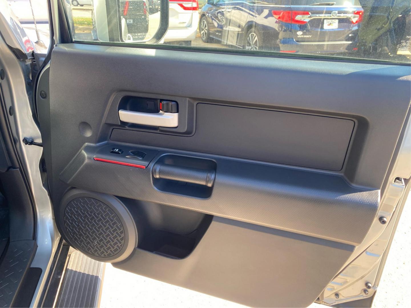 2011 SILVER TOYOTA FJ CRUISER (JTEBU4BF3BK) with an 4.0L engine, Automatic transmission, located at 908 SE 14th Street, Des Moines, IA, 50317, (515) 281-0330, 41.580303, -93.597046 - Photo#20