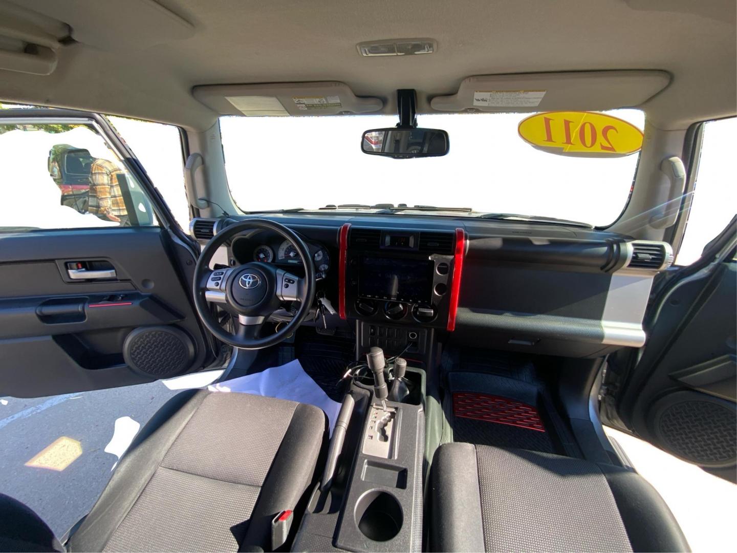 2011 SILVER TOYOTA FJ CRUISER (JTEBU4BF3BK) with an 4.0L engine, Automatic transmission, located at 908 SE 14th Street, Des Moines, IA, 50317, (515) 281-0330, 41.580303, -93.597046 - Photo#22