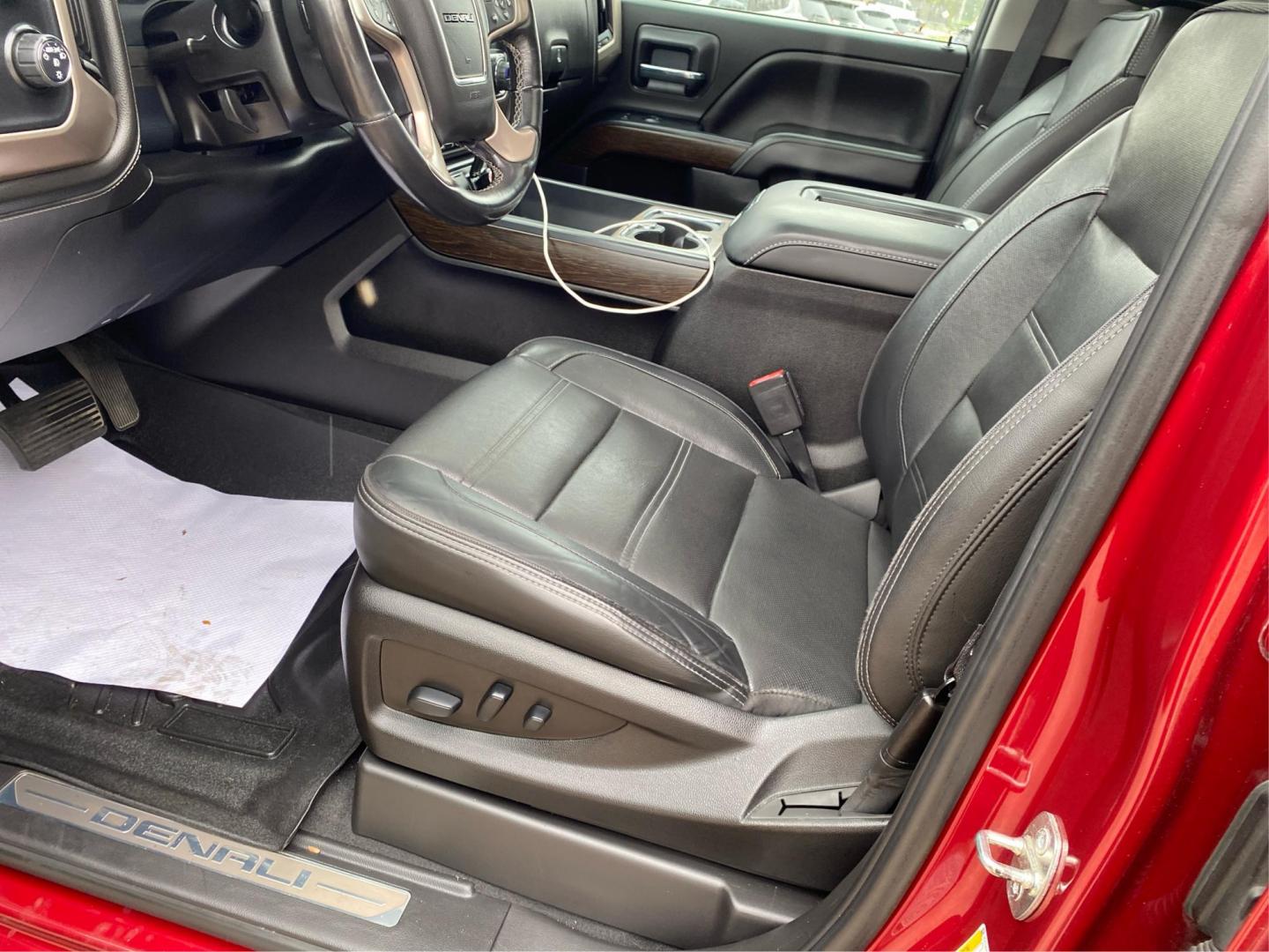 2018 RED GMC SIERRA 1500 DENALI (3GTU2PEJ2JG) with an 6.2L engine, Automatic transmission, located at 908 SE 14th Street, Des Moines, IA, 50317, (515) 281-0330, 41.580303, -93.597046 - Photo#7