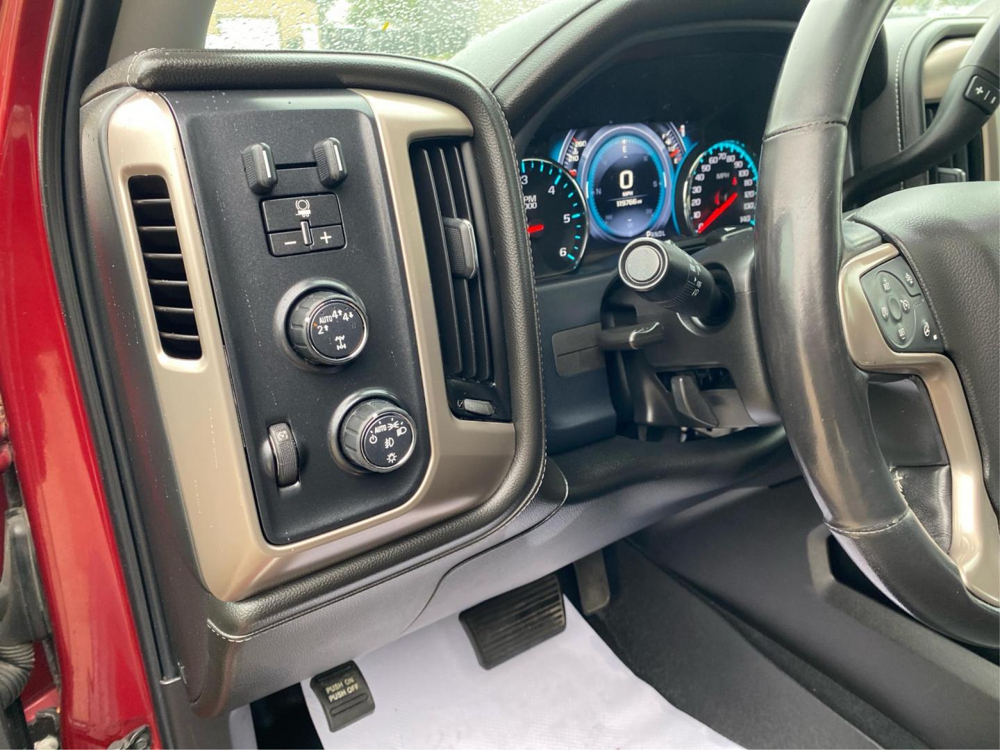 2018 RED GMC SIERRA 1500 DENALI (3GTU2PEJ2JG) with an 6.2L engine, Automatic transmission, located at 908 SE 14th Street, Des Moines, IA, 50317, (515) 281-0330, 41.580303, -93.597046 - Photo#15