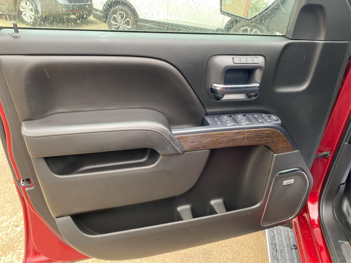 2018 RED GMC SIERRA 1500 DENALI (3GTU2PEJ2JG) with an 6.2L engine, Automatic transmission, located at 908 SE 14th Street, Des Moines, IA, 50317, (515) 281-0330, 41.580303, -93.597046 - Photo#17