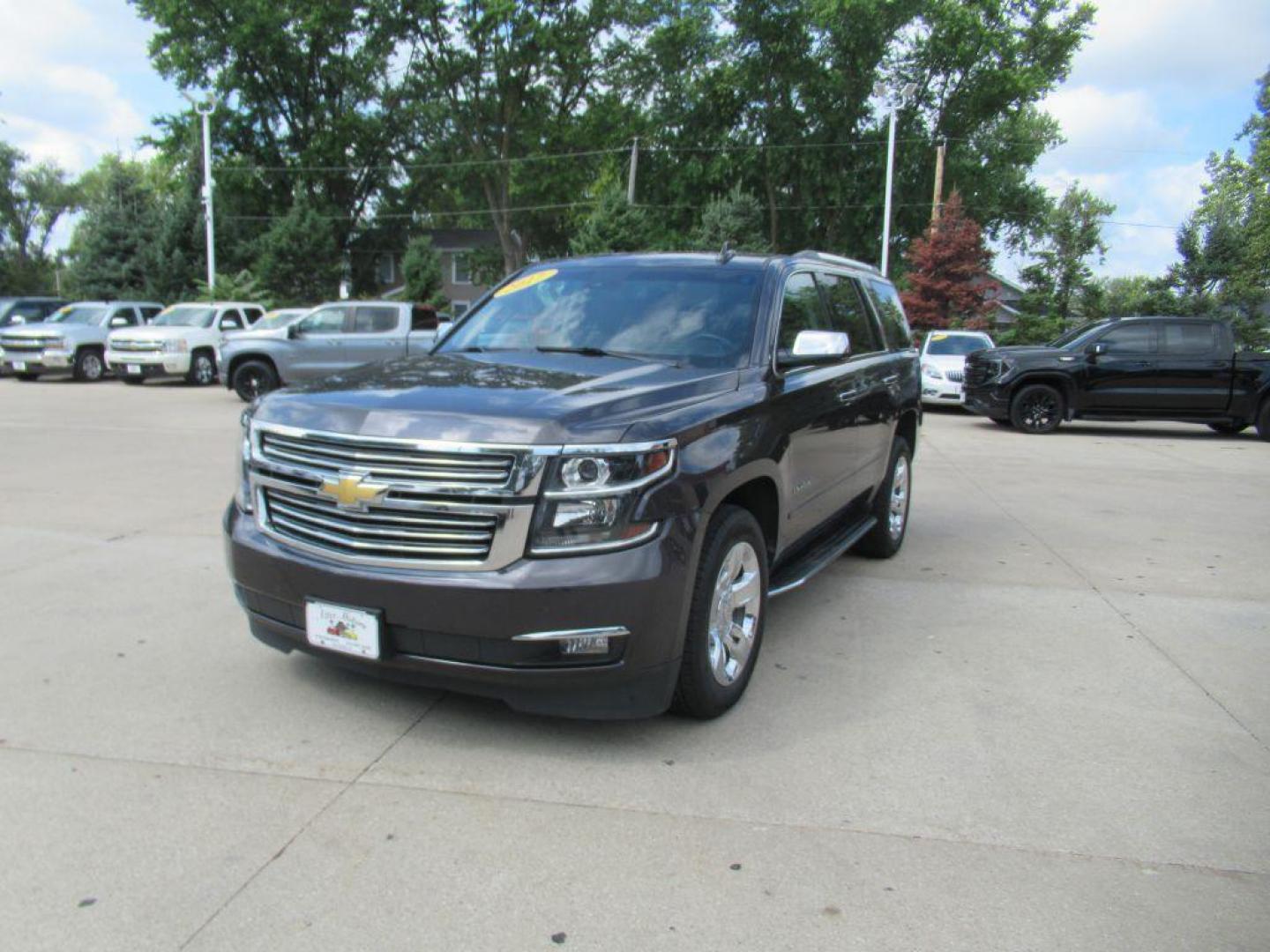 2017 GRAY CHEVROLET TAHOE 1500 PREMIER (1GNSKCKC9HR) with an 5.3L engine, Automatic transmission, located at 908 SE 14th Street, Des Moines, IA, 50317, (515) 281-0330, 41.580303, -93.597046 - Photo#0