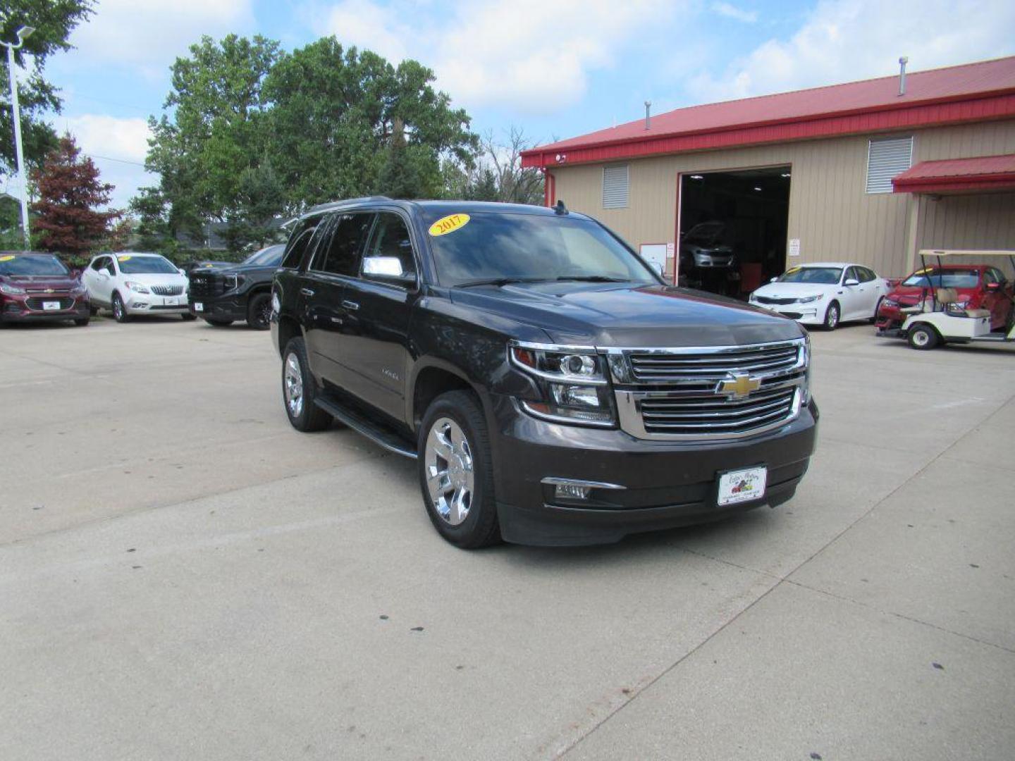 2017 GRAY CHEVROLET TAHOE 1500 PREMIER (1GNSKCKC9HR) with an 5.3L engine, Automatic transmission, located at 908 SE 14th Street, Des Moines, IA, 50317, (515) 281-0330, 41.580303, -93.597046 - Photo#2