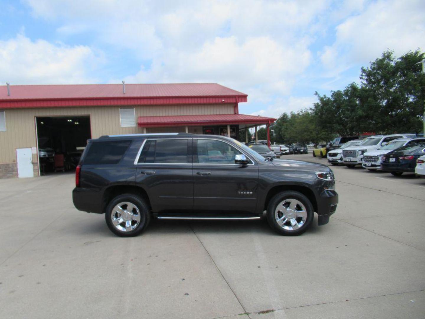 2017 GRAY CHEVROLET TAHOE 1500 PREMIER (1GNSKCKC9HR) with an 5.3L engine, Automatic transmission, located at 908 SE 14th Street, Des Moines, IA, 50317, (515) 281-0330, 41.580303, -93.597046 - Photo#3