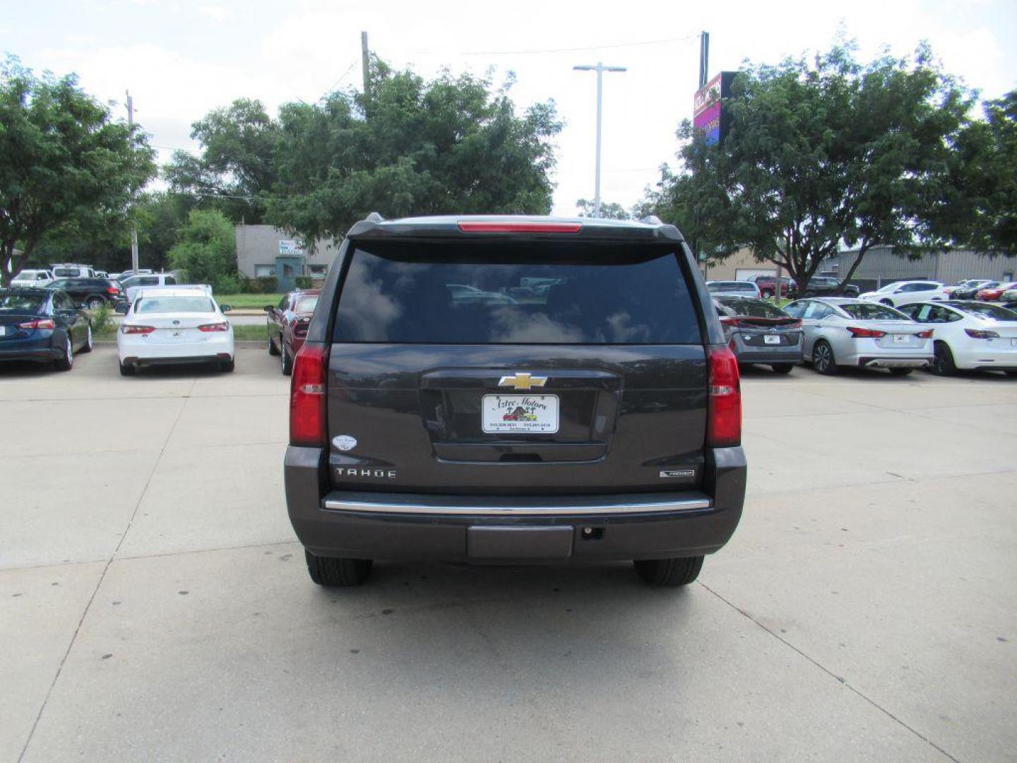 2017 GRAY CHEVROLET TAHOE 1500 PREMIER (1GNSKCKC9HR) with an 5.3L engine, Automatic transmission, located at 908 SE 14th Street, Des Moines, IA, 50317, (515) 281-0330, 41.580303, -93.597046 - Photo#5