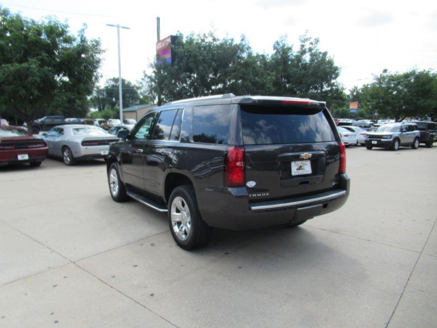 2017 GRAY CHEVROLET TAHOE 1500 PREMIER (1GNSKCKC9HR) with an 5.3L engine, Automatic transmission, located at 908 SE 14th Street, Des Moines, IA, 50317, (515) 281-0330, 41.580303, -93.597046 - Photo#6