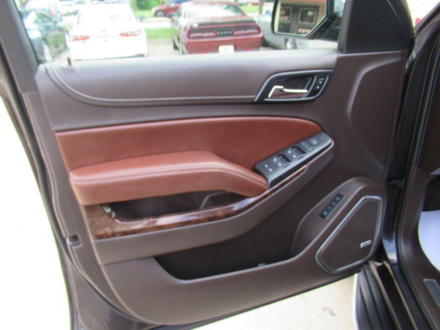 2017 GRAY CHEVROLET TAHOE 1500 PREMIER (1GNSKCKC9HR) with an 5.3L engine, Automatic transmission, located at 908 SE 14th Street, Des Moines, IA, 50317, (515) 281-0330, 41.580303, -93.597046 - Photo#9