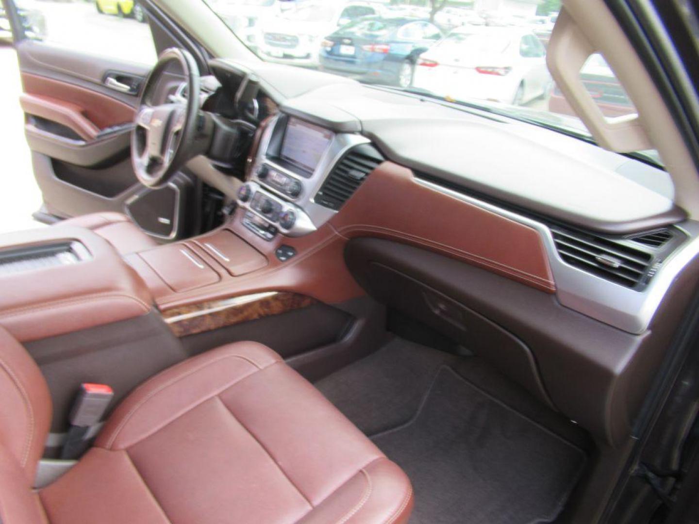 2017 GRAY CHEVROLET TAHOE 1500 PREMIER (1GNSKCKC9HR) with an 5.3L engine, Automatic transmission, located at 908 SE 14th Street, Des Moines, IA, 50317, (515) 281-0330, 41.580303, -93.597046 - Photo#13
