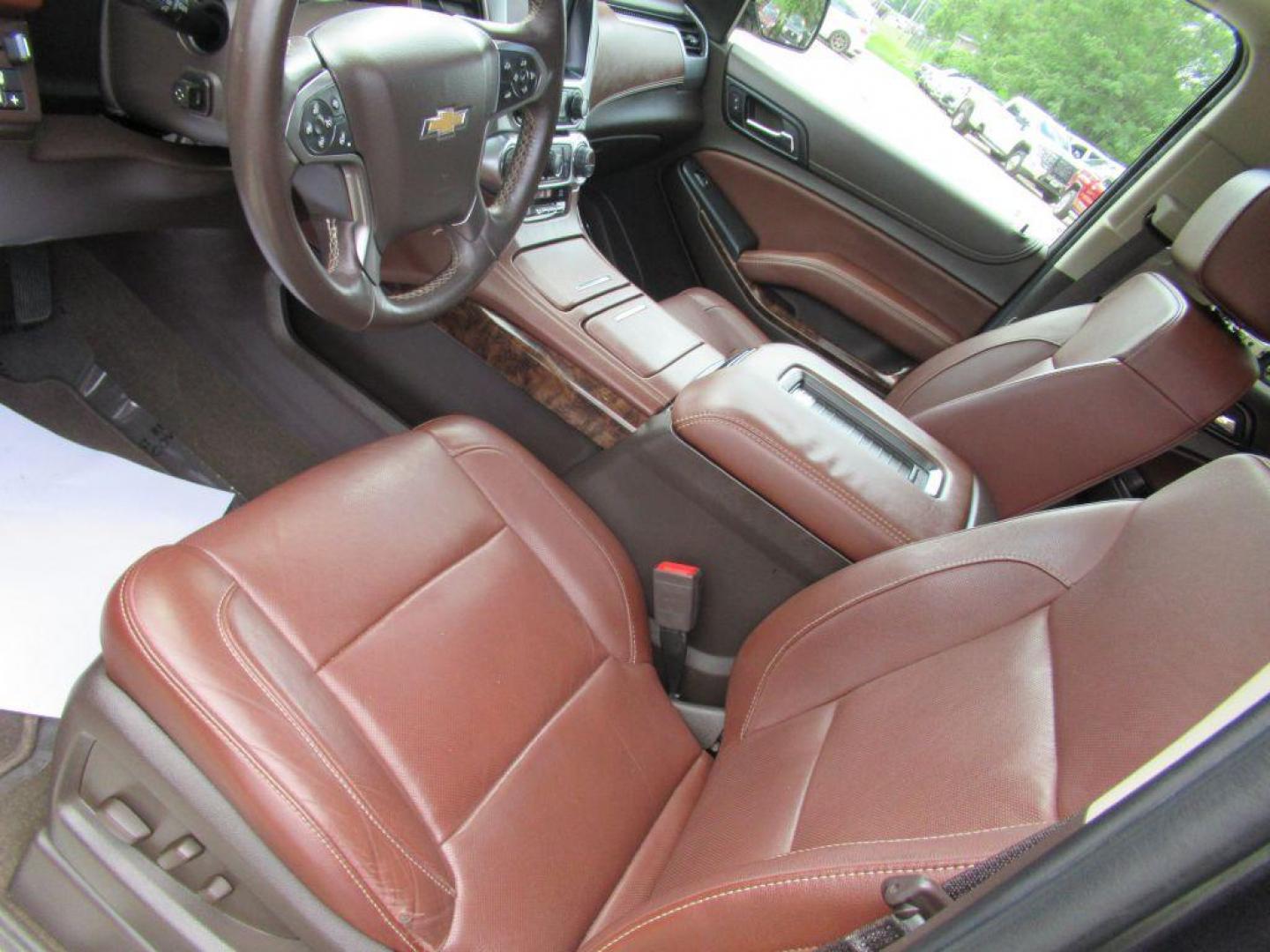 2017 GRAY CHEVROLET TAHOE 1500 PREMIER (1GNSKCKC9HR) with an 5.3L engine, Automatic transmission, located at 908 SE 14th Street, Des Moines, IA, 50317, (515) 281-0330, 41.580303, -93.597046 - Photo#17