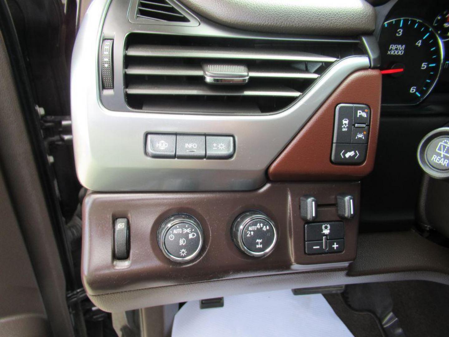 2017 GRAY CHEVROLET TAHOE 1500 PREMIER (1GNSKCKC9HR) with an 5.3L engine, Automatic transmission, located at 908 SE 14th Street, Des Moines, IA, 50317, (515) 281-0330, 41.580303, -93.597046 - Photo#27