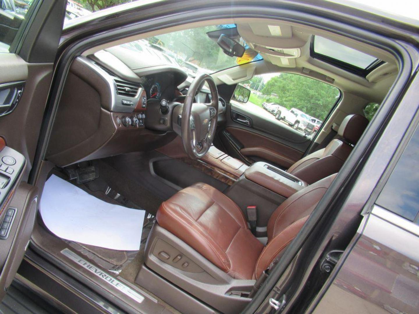 2017 GRAY CHEVROLET TAHOE 1500 PREMIER (1GNSKCKC9HR) with an 5.3L engine, Automatic transmission, located at 908 SE 14th Street, Des Moines, IA, 50317, (515) 281-0330, 41.580303, -93.597046 - Photo#29
