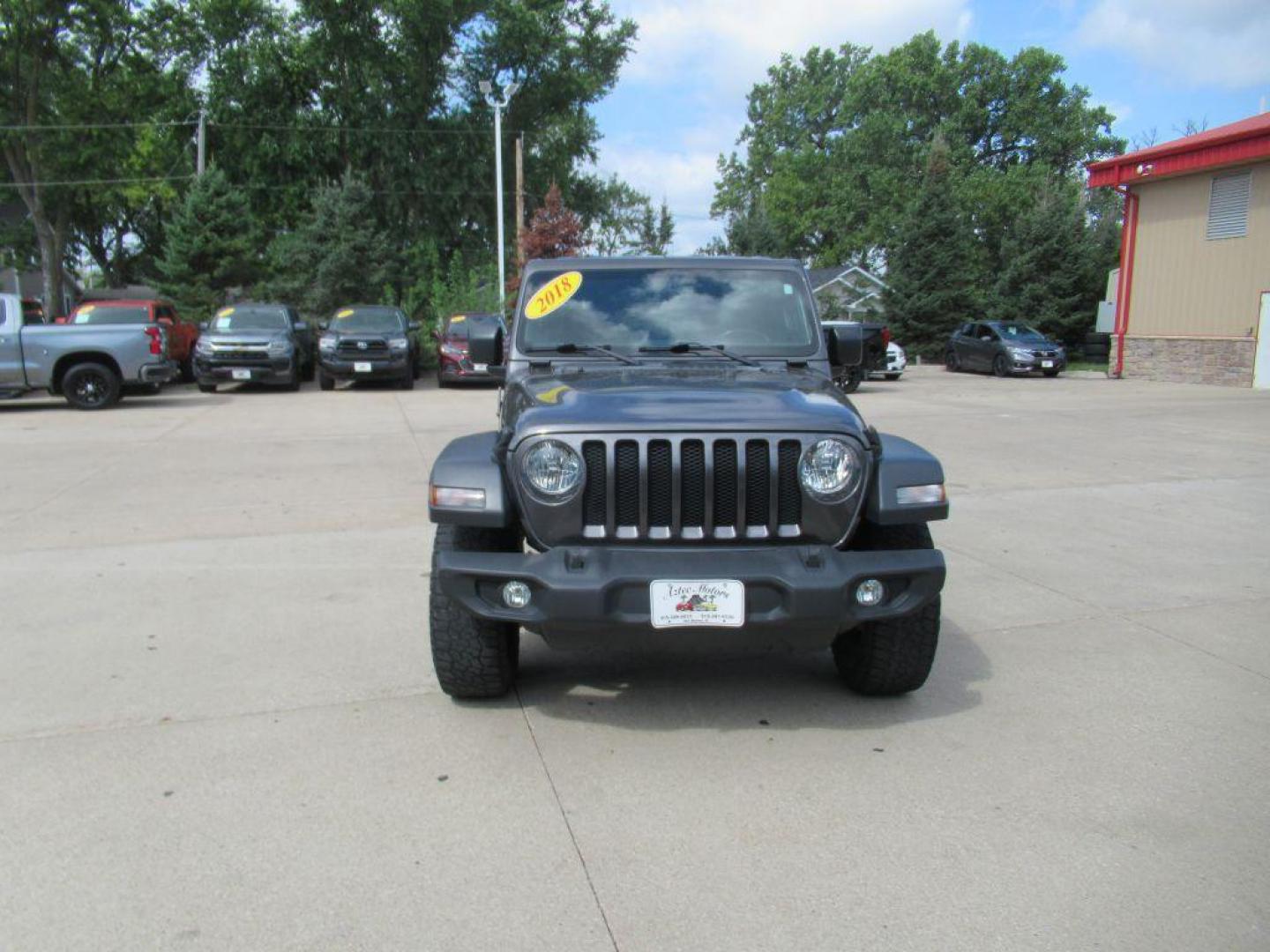 2018 GRAY JEEP WRANGLER UNLIMI SPORT (1C4HJXDG4JW) with an 3.6L engine, Automatic transmission, located at 908 SE 14th Street, Des Moines, IA, 50317, (515) 281-0330, 41.580303, -93.597046 - Photo#1