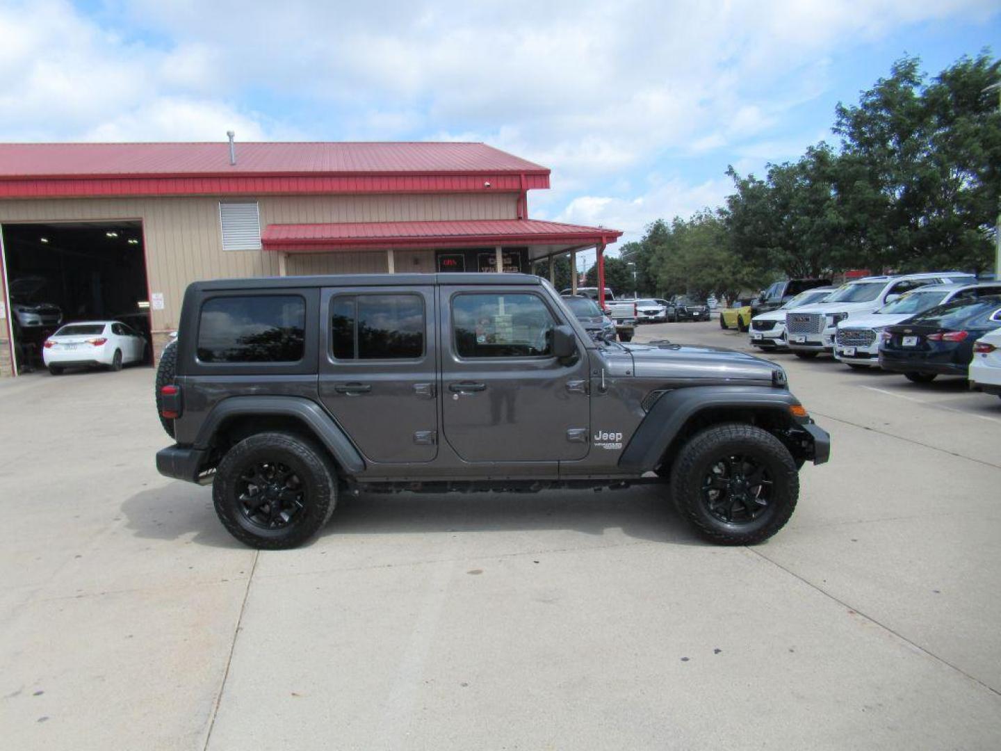 2018 GRAY JEEP WRANGLER UNLIMI SPORT (1C4HJXDG4JW) with an 3.6L engine, Automatic transmission, located at 908 SE 14th Street, Des Moines, IA, 50317, (515) 281-0330, 41.580303, -93.597046 - Photo#3