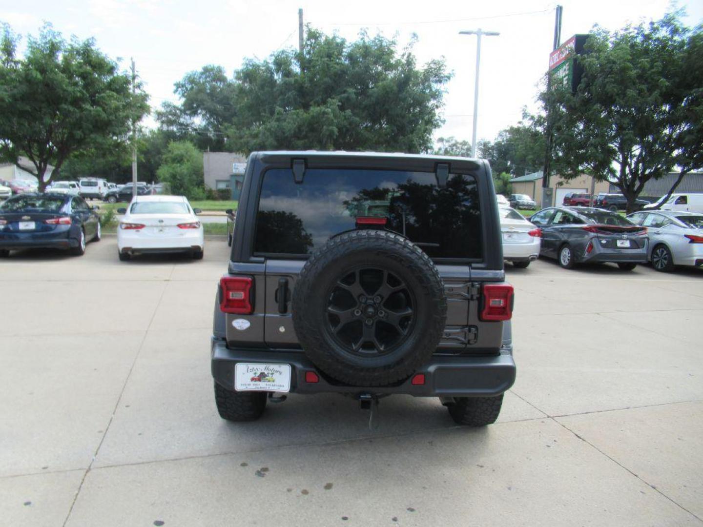 2018 GRAY JEEP WRANGLER UNLIMI SPORT (1C4HJXDG4JW) with an 3.6L engine, Automatic transmission, located at 908 SE 14th Street, Des Moines, IA, 50317, (515) 281-0330, 41.580303, -93.597046 - Photo#5