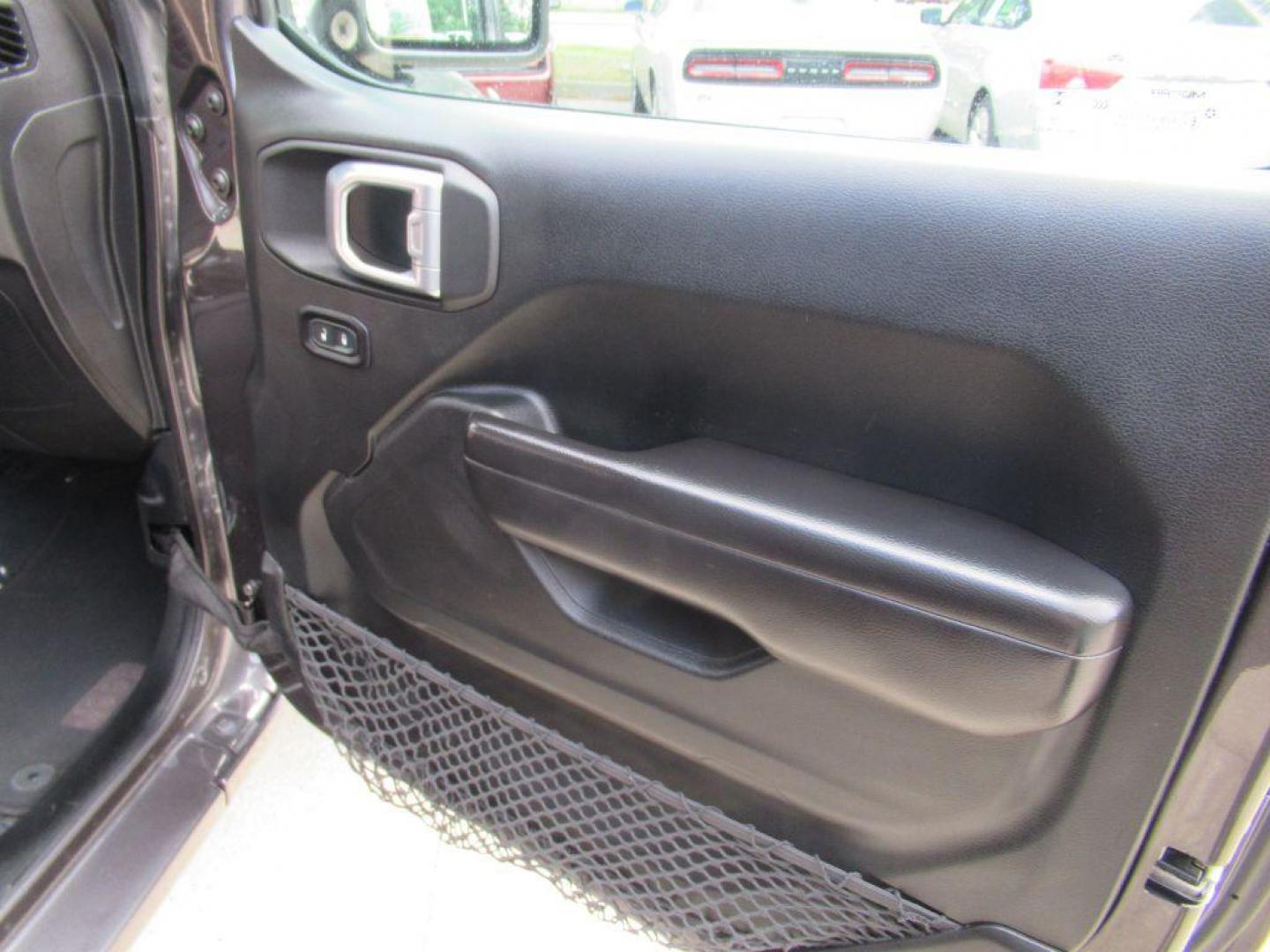 2018 GRAY JEEP WRANGLER UNLIMI SPORT (1C4HJXDG4JW) with an 3.6L engine, Automatic transmission, located at 908 SE 14th Street, Des Moines, IA, 50317, (515) 281-0330, 41.580303, -93.597046 - Photo#12