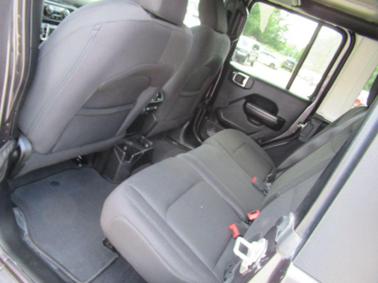 2018 GRAY JEEP WRANGLER UNLIMI SPORT (1C4HJXDG4JW) with an 3.6L engine, Automatic transmission, located at 908 SE 14th Street, Des Moines, IA, 50317, (515) 281-0330, 41.580303, -93.597046 - Photo#15