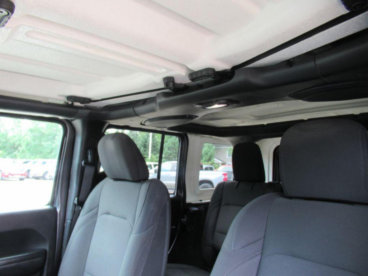 2018 GRAY JEEP WRANGLER UNLIMI SPORT (1C4HJXDG4JW) with an 3.6L engine, Automatic transmission, located at 908 SE 14th Street, Des Moines, IA, 50317, (515) 281-0330, 41.580303, -93.597046 - Photo#17