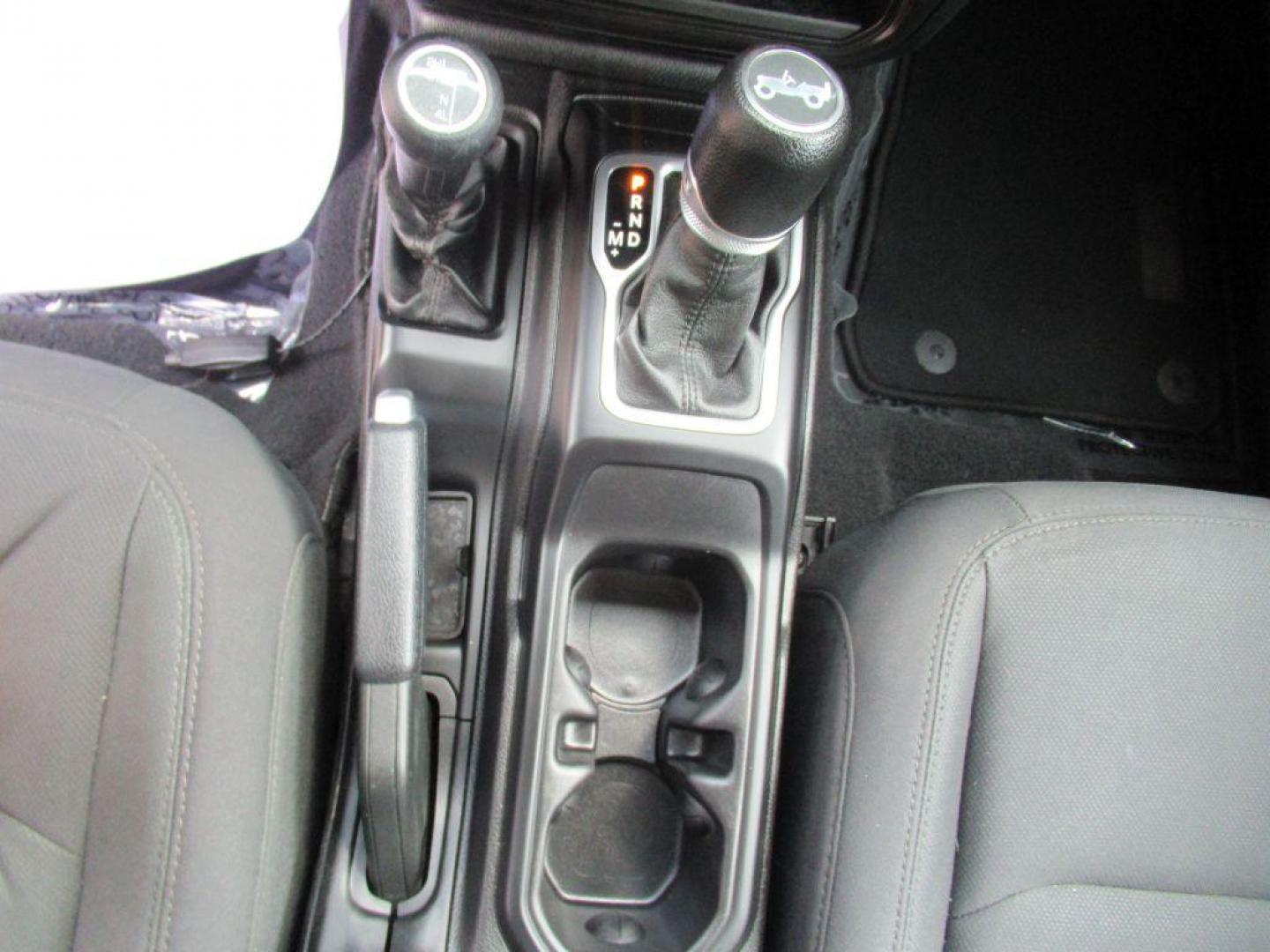 2018 GRAY JEEP WRANGLER UNLIMI SPORT (1C4HJXDG4JW) with an 3.6L engine, Automatic transmission, located at 908 SE 14th Street, Des Moines, IA, 50317, (515) 281-0330, 41.580303, -93.597046 - Photo#19