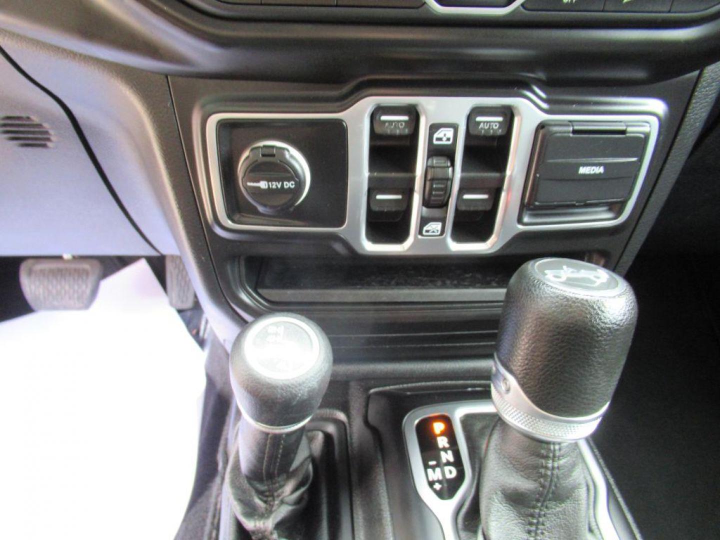 2018 GRAY JEEP WRANGLER UNLIMI SPORT (1C4HJXDG4JW) with an 3.6L engine, Automatic transmission, located at 908 SE 14th Street, Des Moines, IA, 50317, (515) 281-0330, 41.580303, -93.597046 - Photo#20